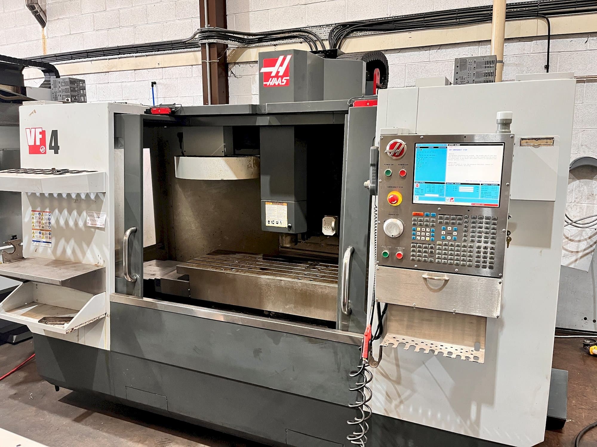 Vooraanzicht  van HAAS VF-4  machine