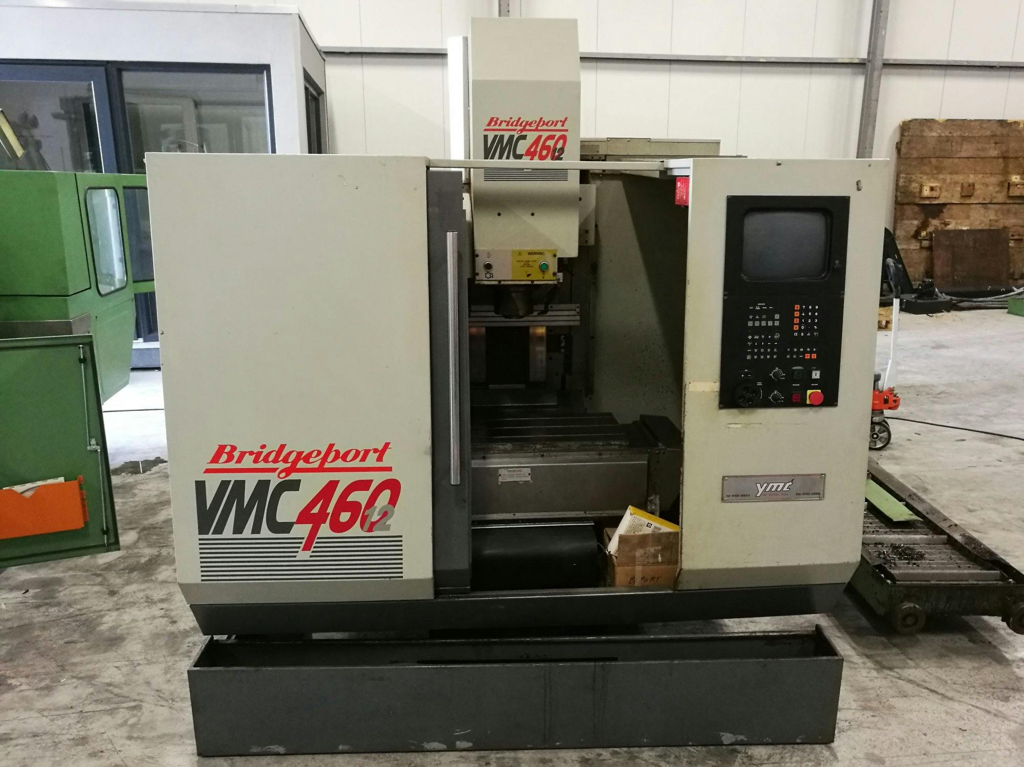 Vooraanzicht  van Bridgeport VMC 460 machine