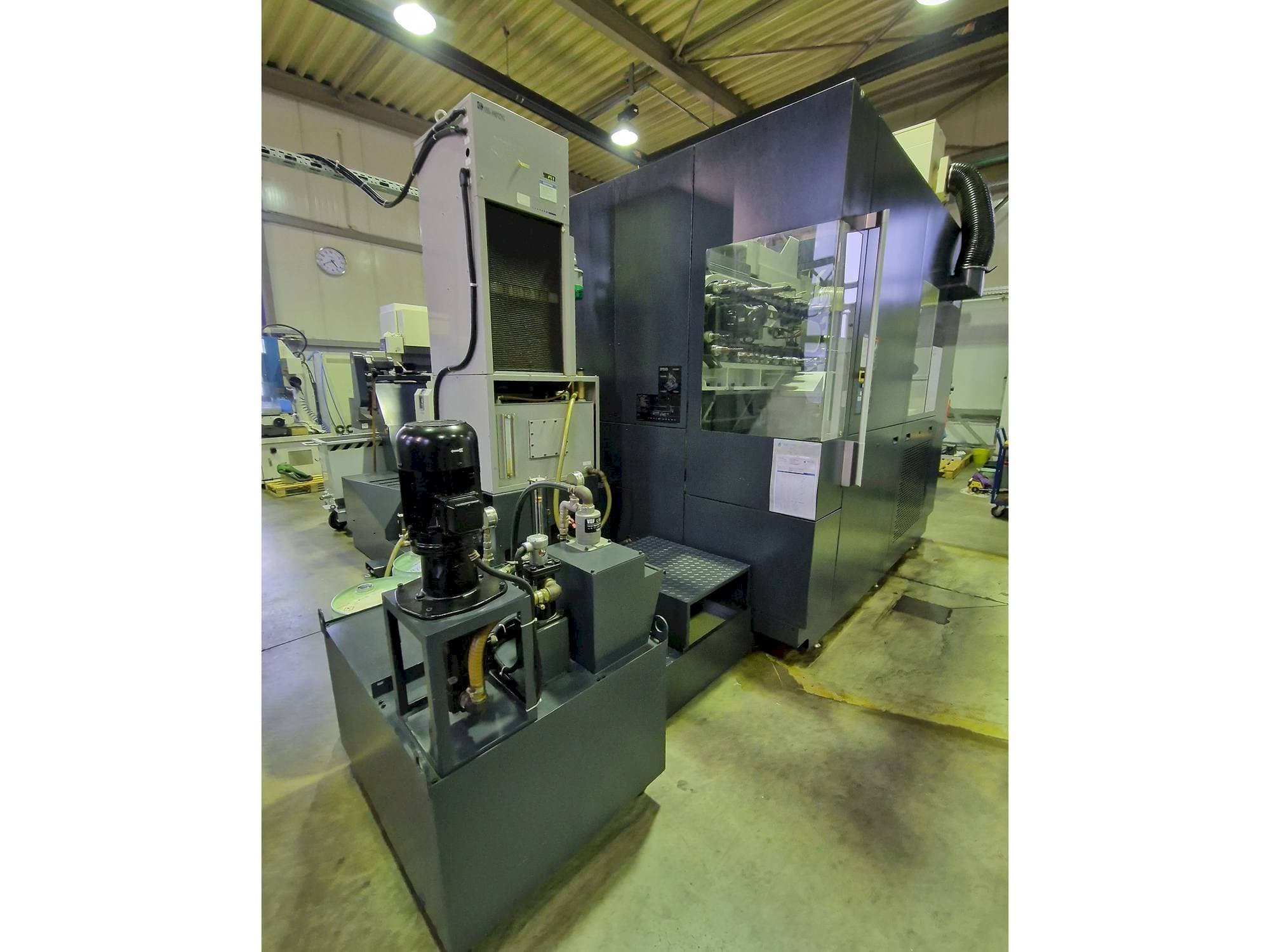 Vooraanzicht  van Makino F9  machine