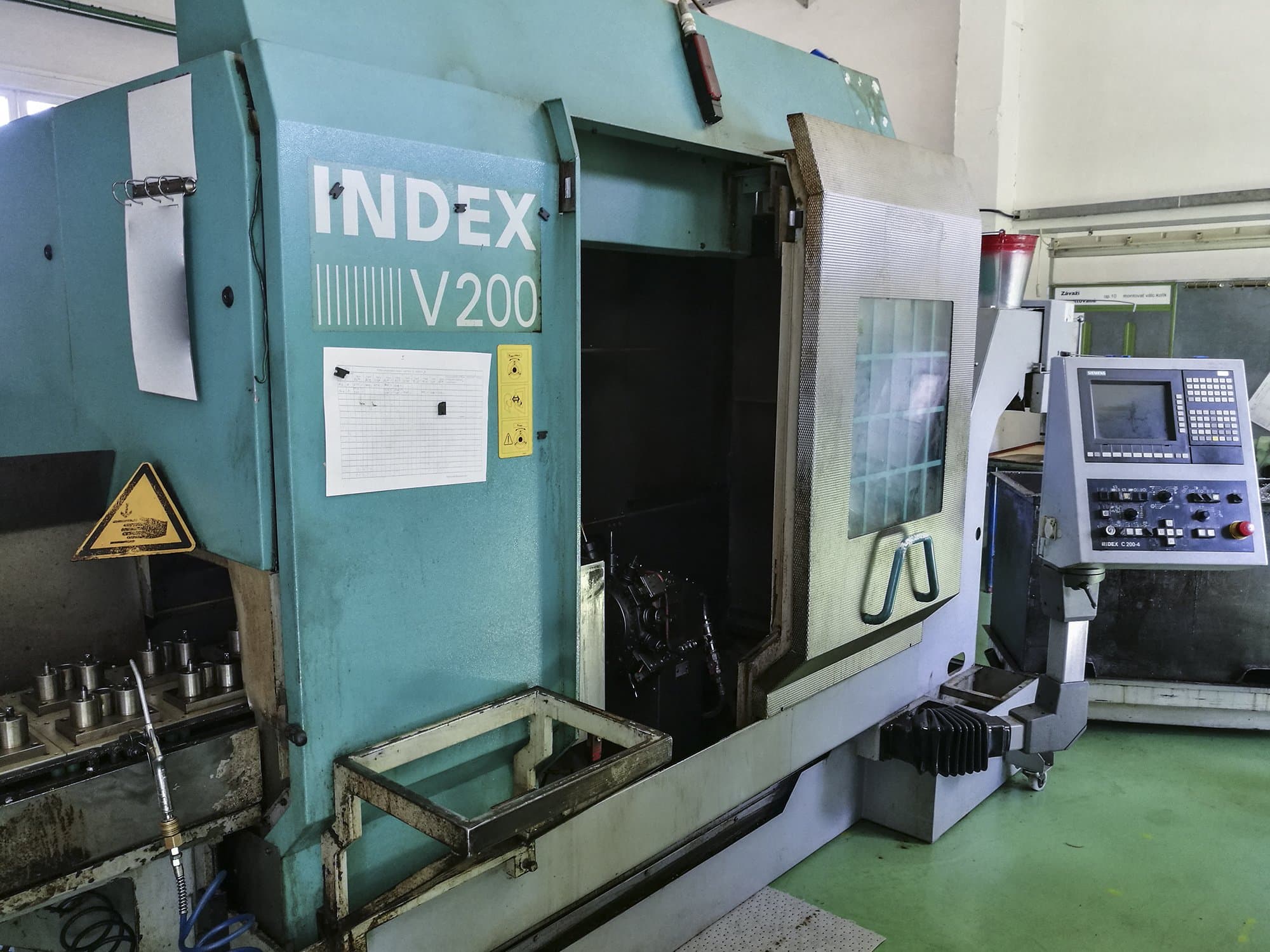 Links zicht  van Index V200 machine