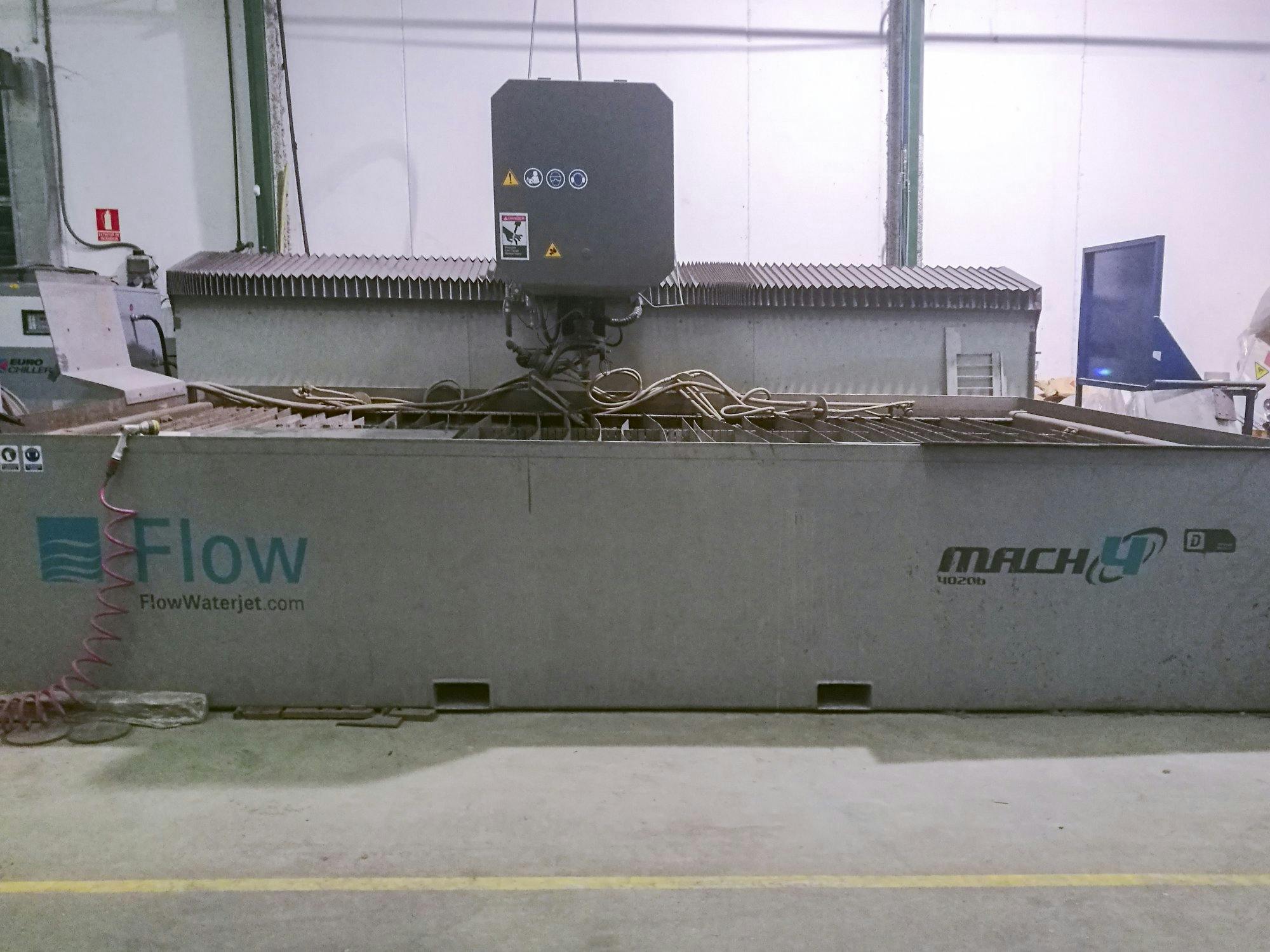 Vooraanzicht  van Flow Mach4 4020b machine