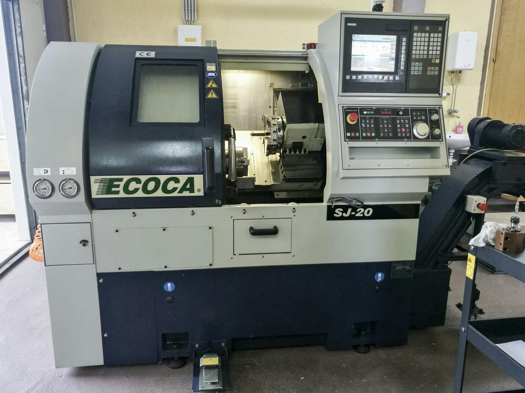 Vooraanzicht  van ECOCA SJ-20 machine