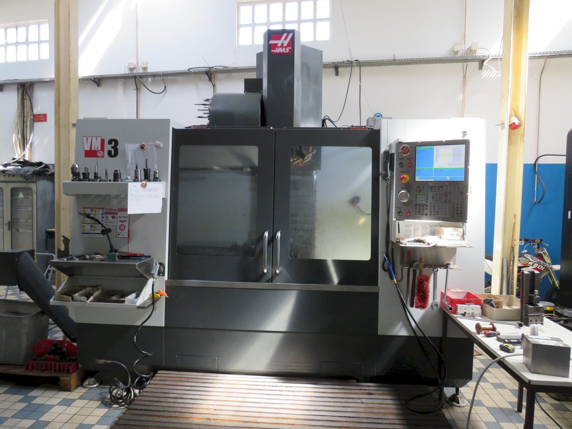 Vooraanzicht  van HAAS VM3  machine