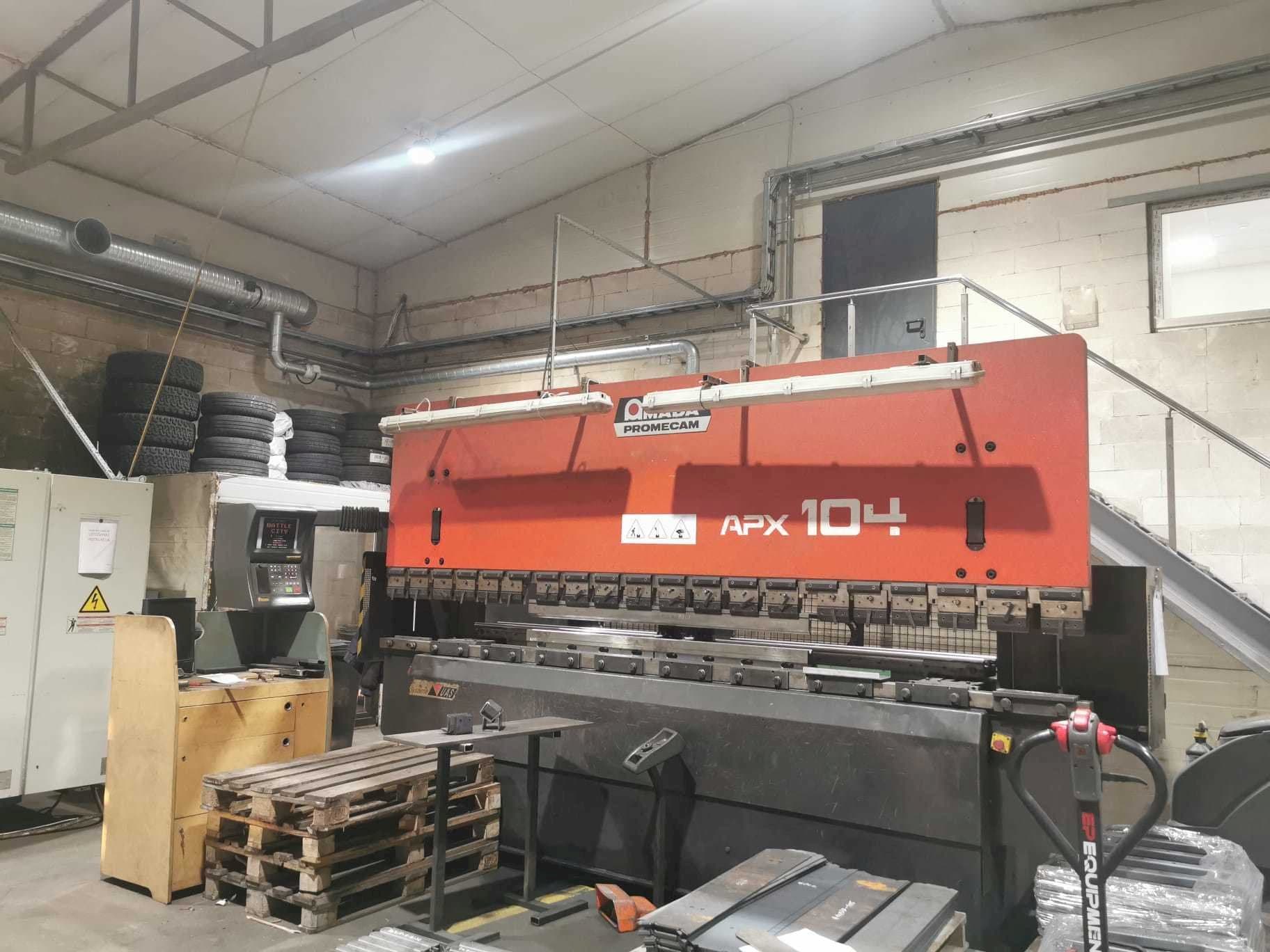 Vooraanzicht  van AMADA APX  machine