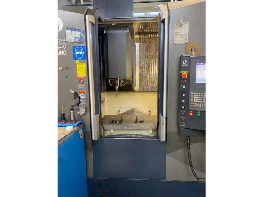 Vooraanzicht  van Makino F5  machine