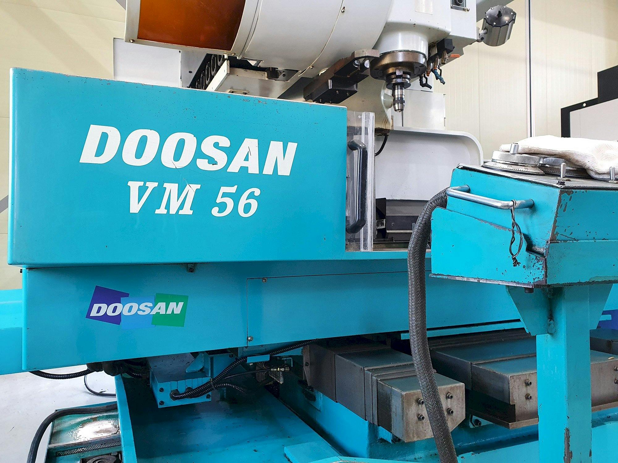 Vooraanzicht  van Doosan VM56  machine