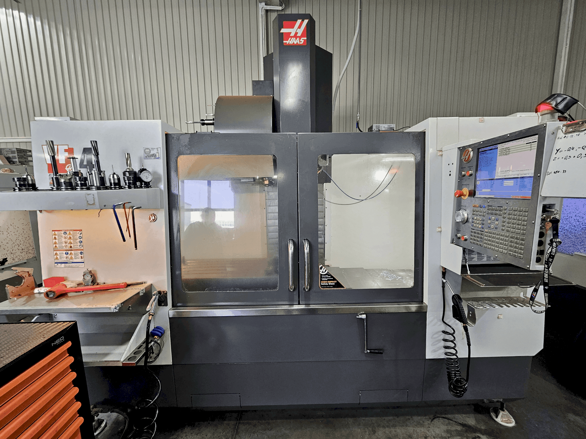 Vooraanzicht  van HAAS VF-4  machine