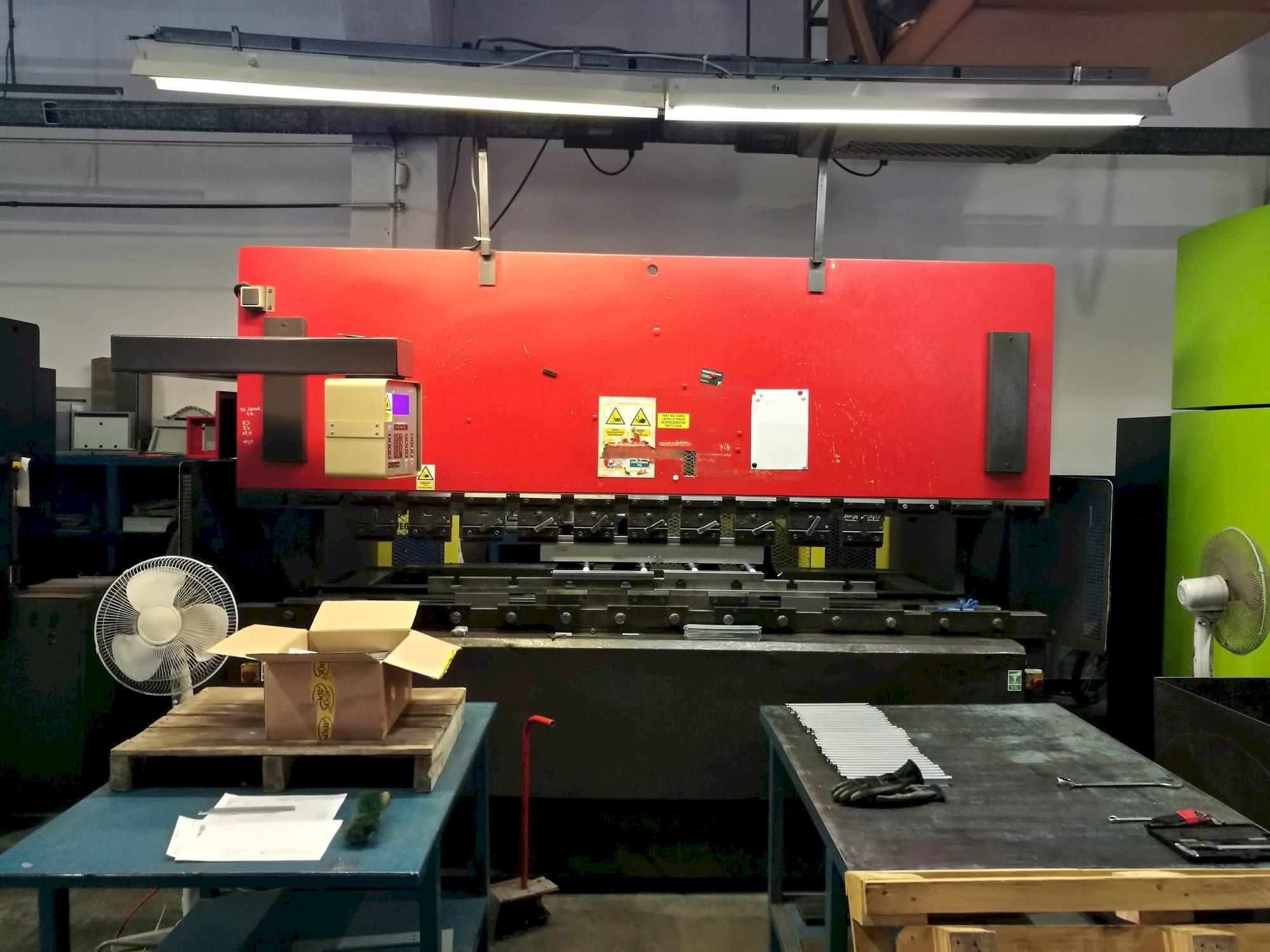 Vooraanzicht  van AMADA ITS  machine