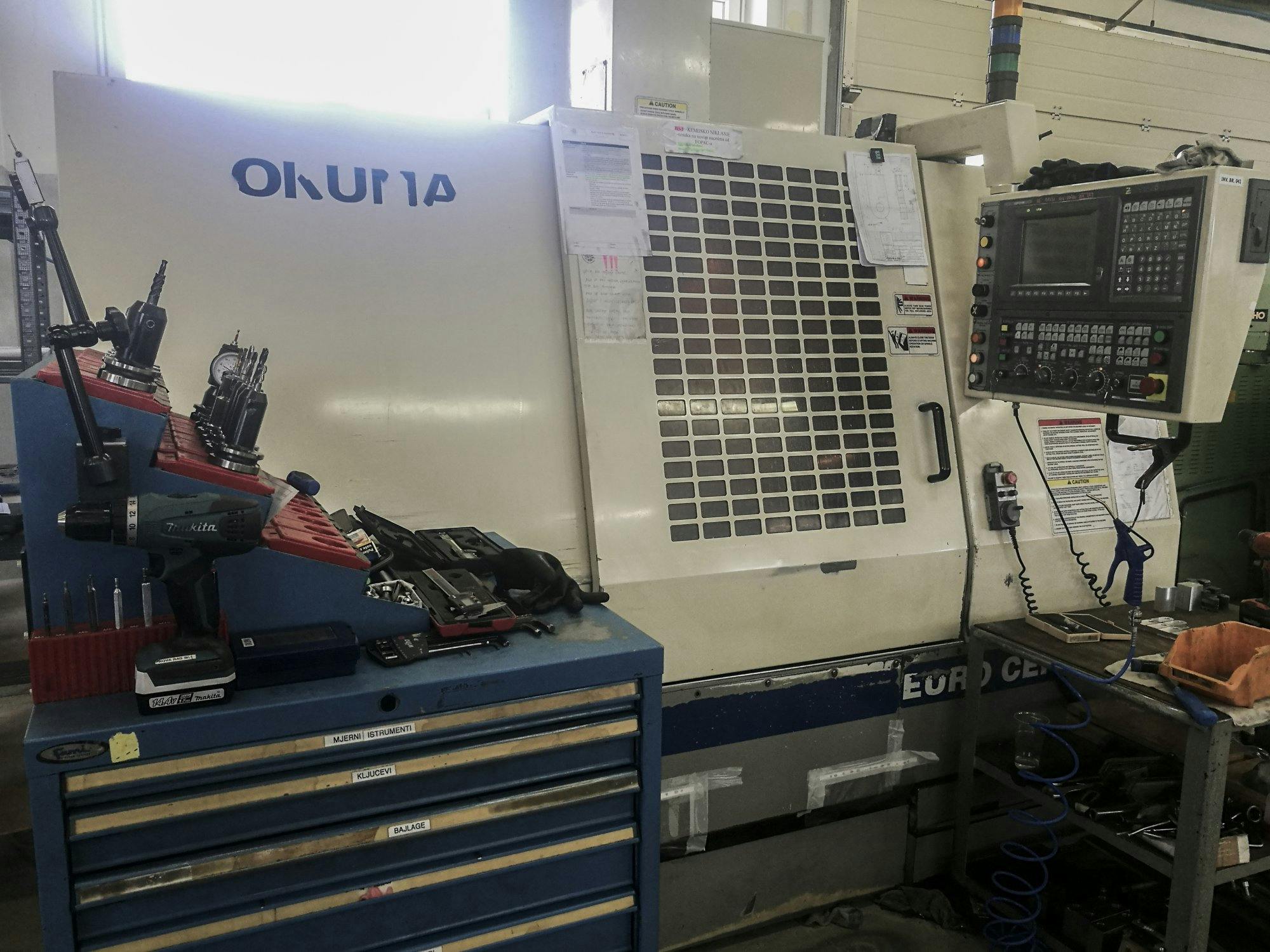 Vooraanzicht  van Okuma EURO CENTER V50 machine
