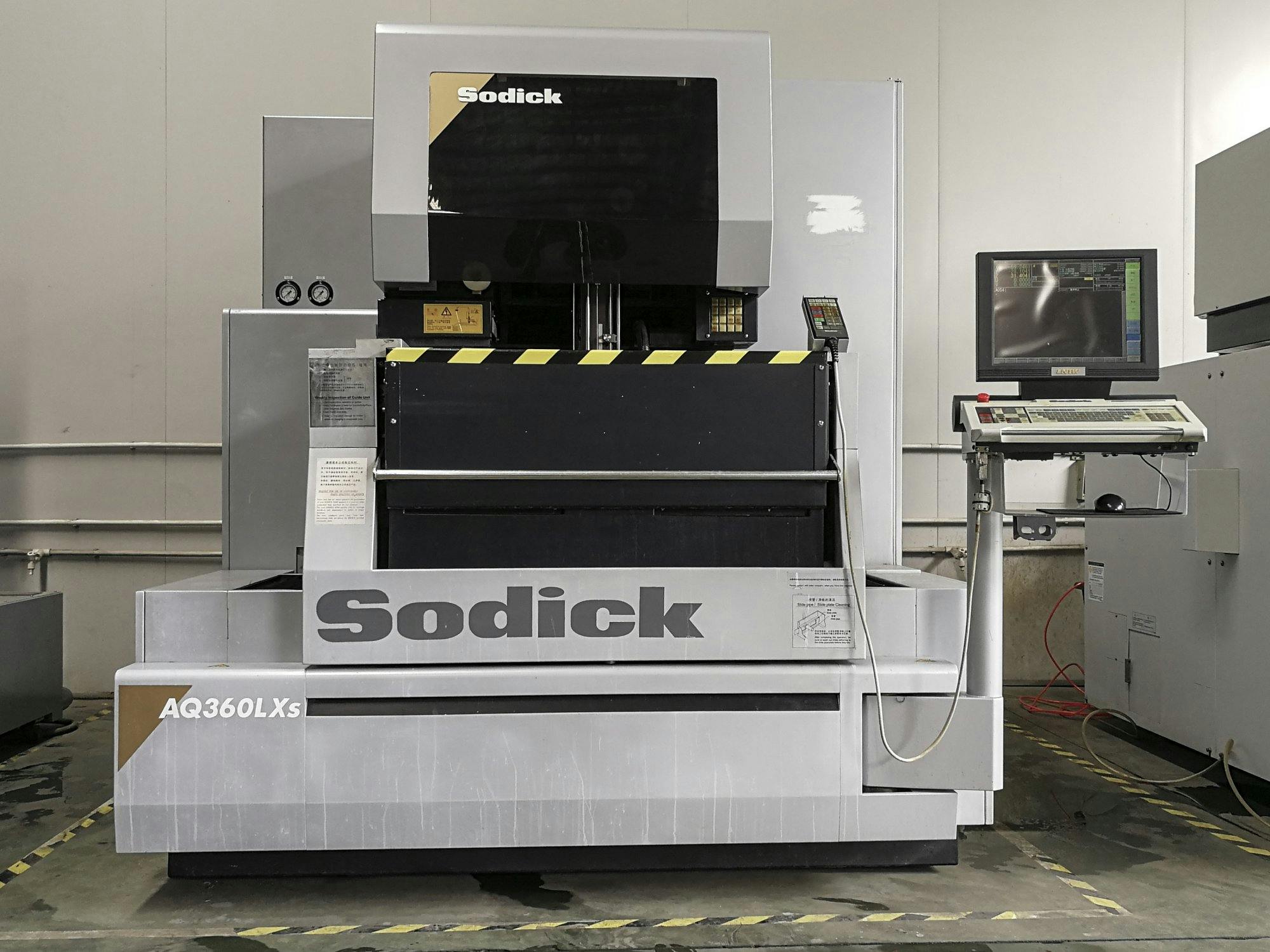 Vooraanzicht  van Sodick AQ360LXS machine