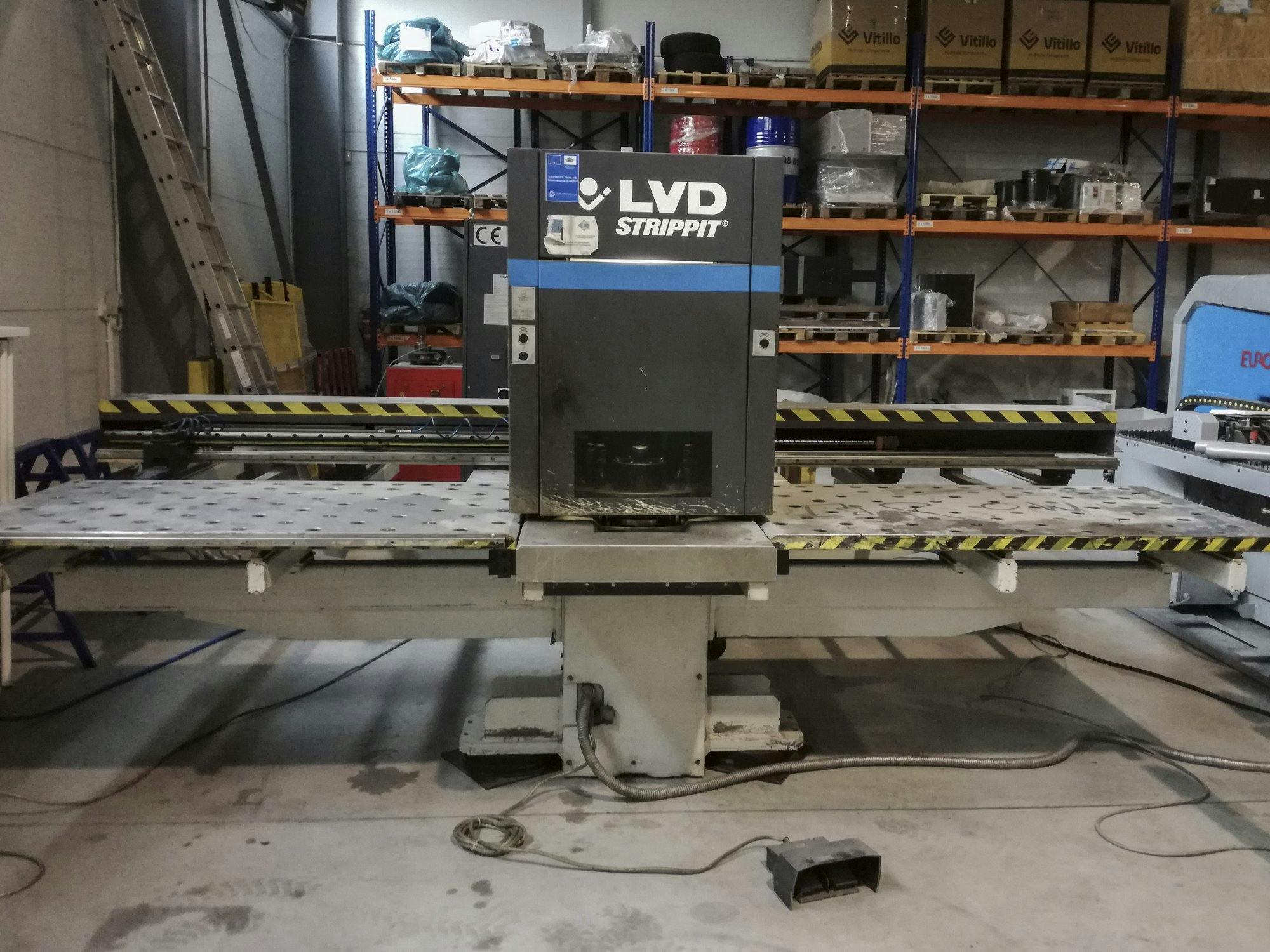 Vooraanzicht  van LVD Delta 1000 EB machine