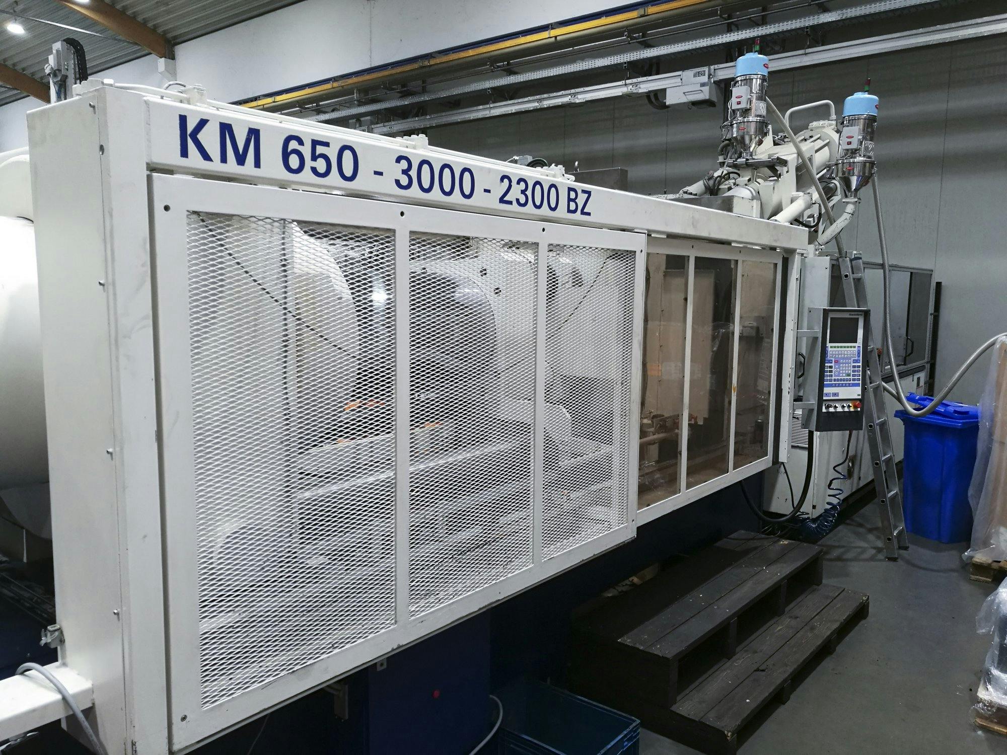 Links zicht  1 van Krauss Maffei 650-3000-2300 BZ machine