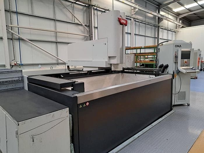 Vooraanzicht van ONA QX8 B1 L machine