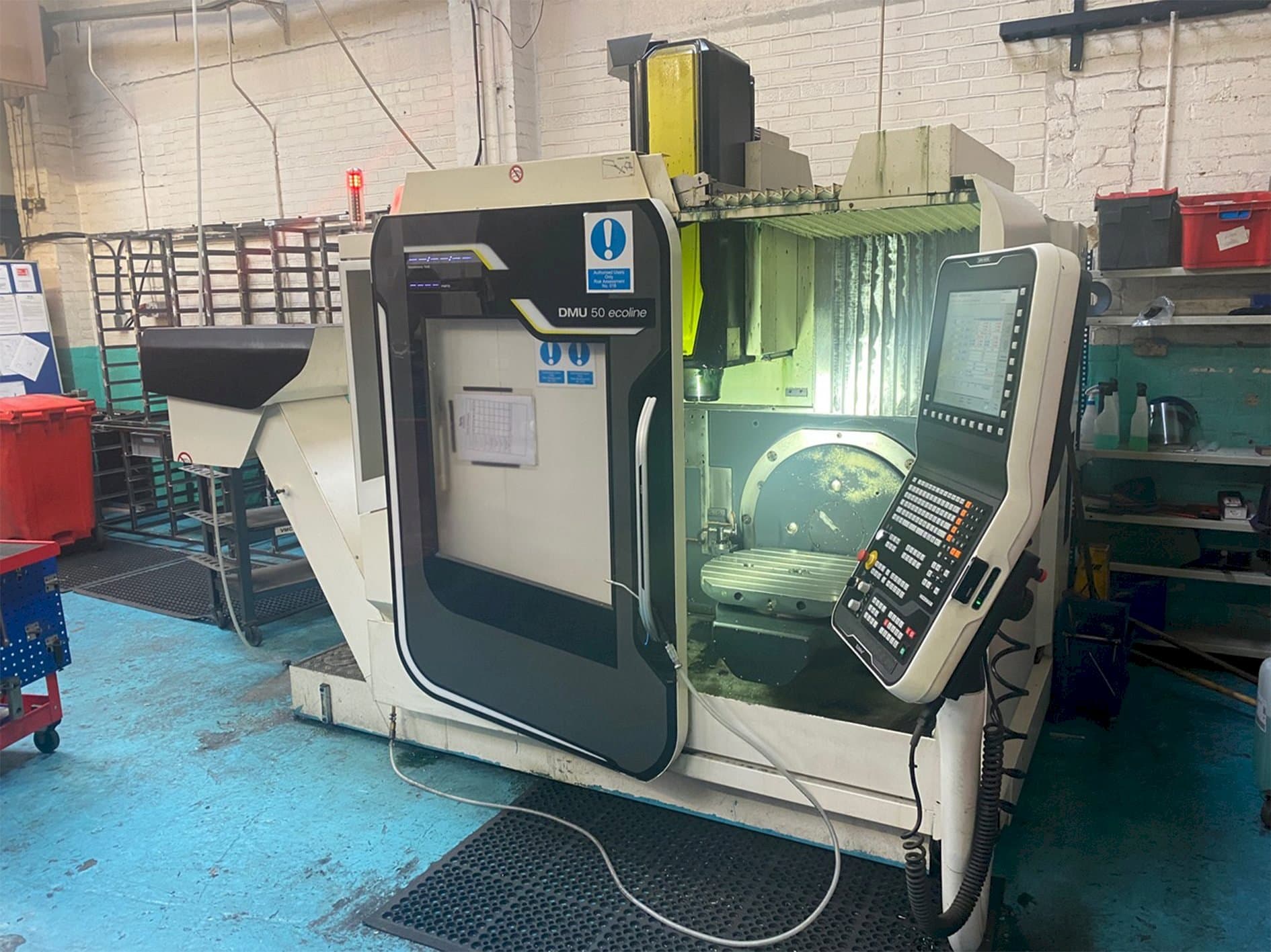 Vooraanzicht  van DMG DMU Ecoline 50 5 Axis VMC  machine