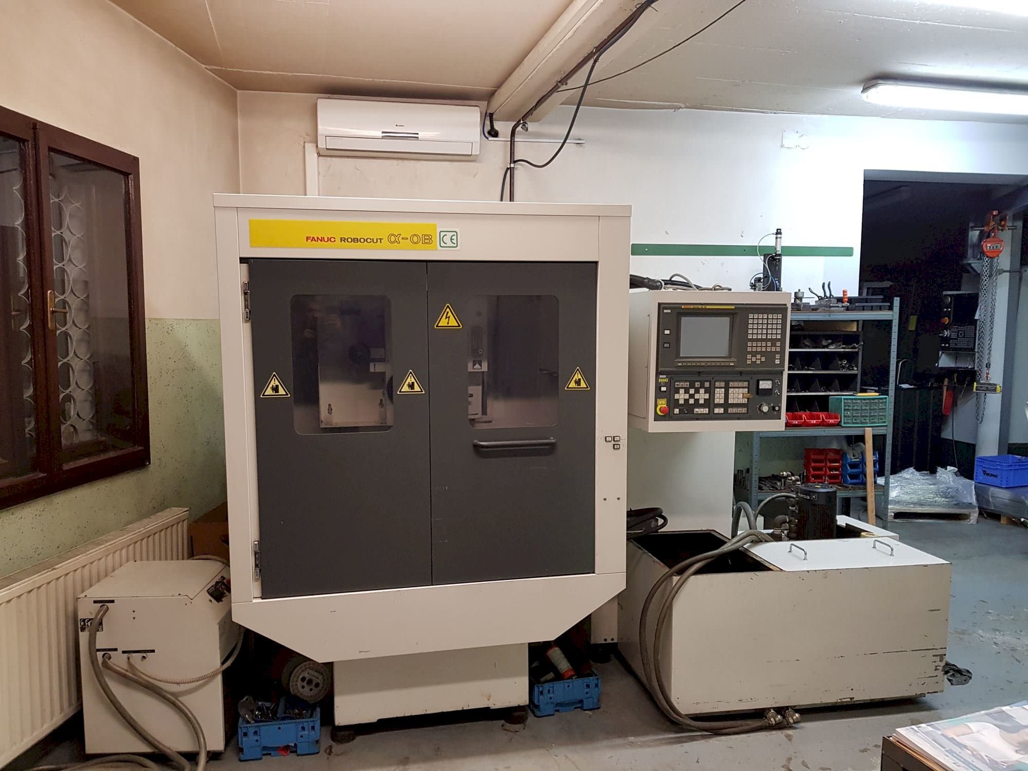 Vooraanzicht van FANUC Robocut ALPHA- 0B machine