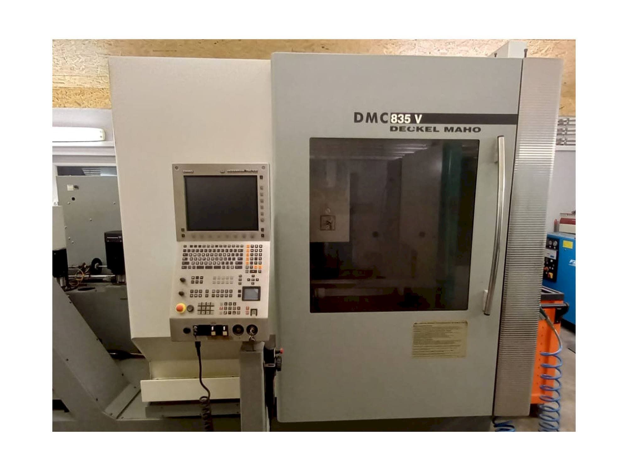 Vooraanzicht van DMG Deckel Maho DMC 835 V machine