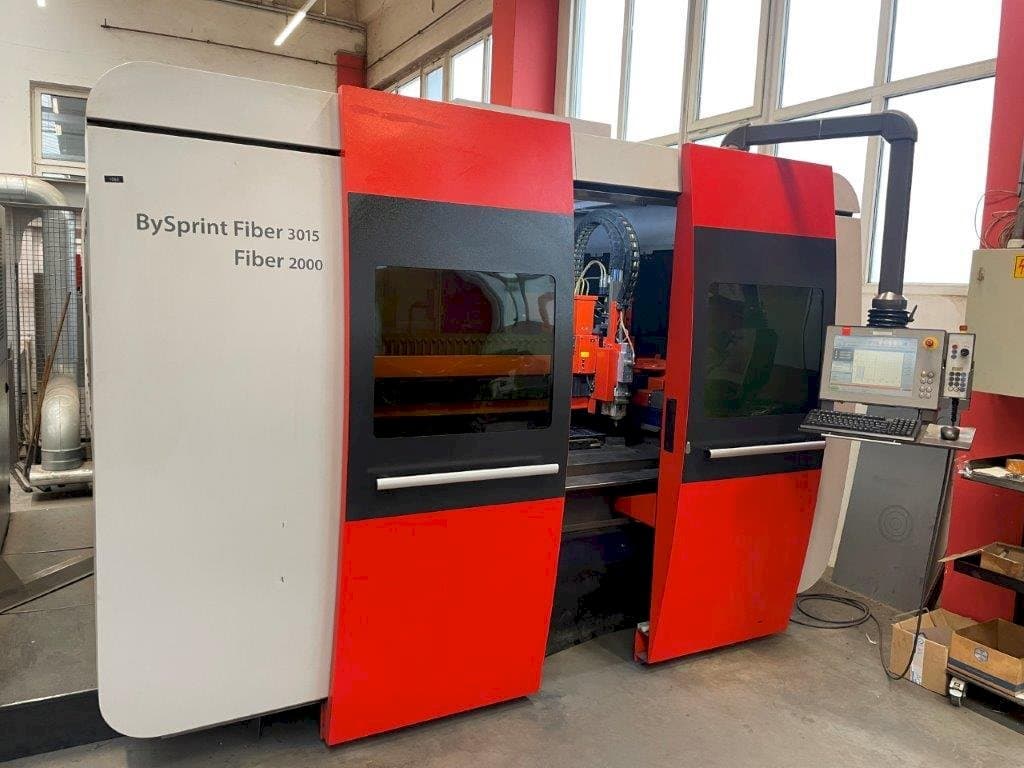Linkerzijdeaanzicht van Bystronic BySprint Fiber 3015 machine
