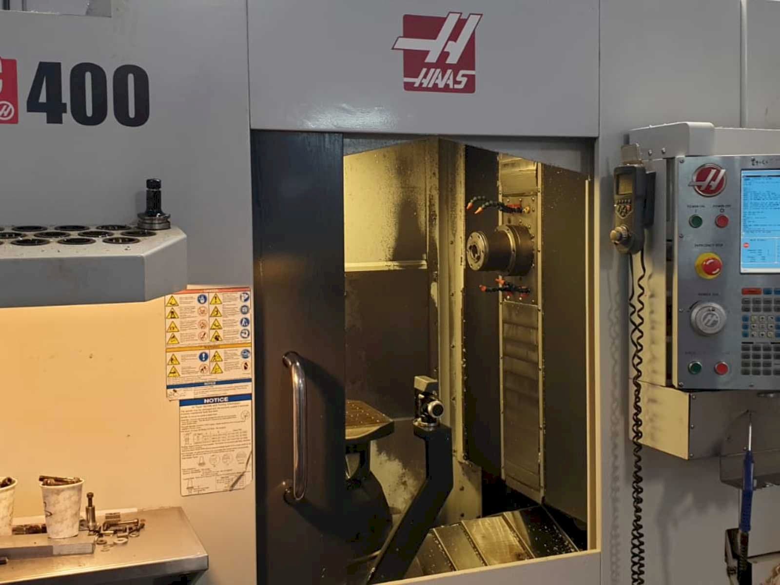 Vooraanzicht van HAAS EC400 machine