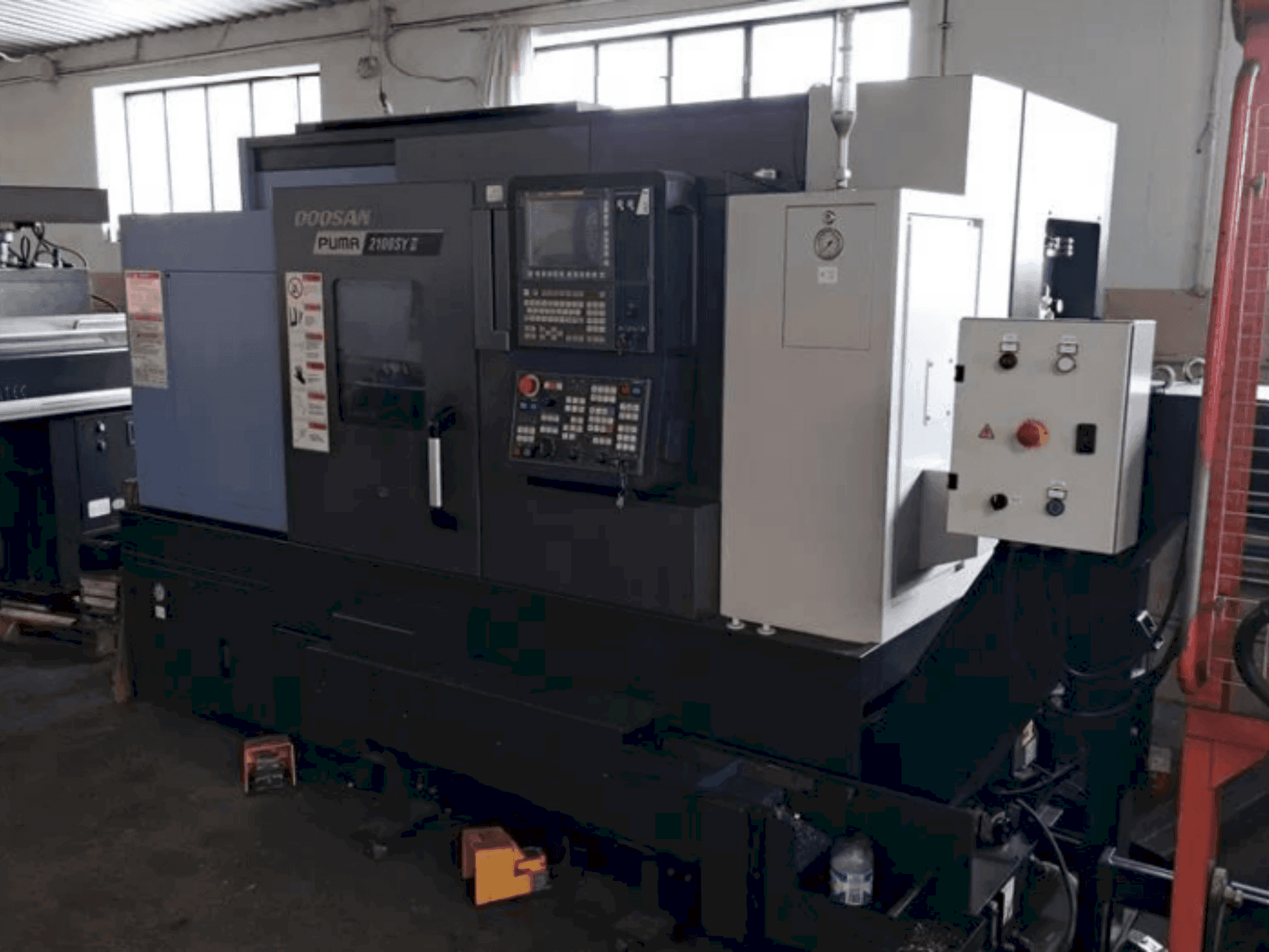 Vooraanzicht  van DOOSAN PUMA 2100 SY II  machine