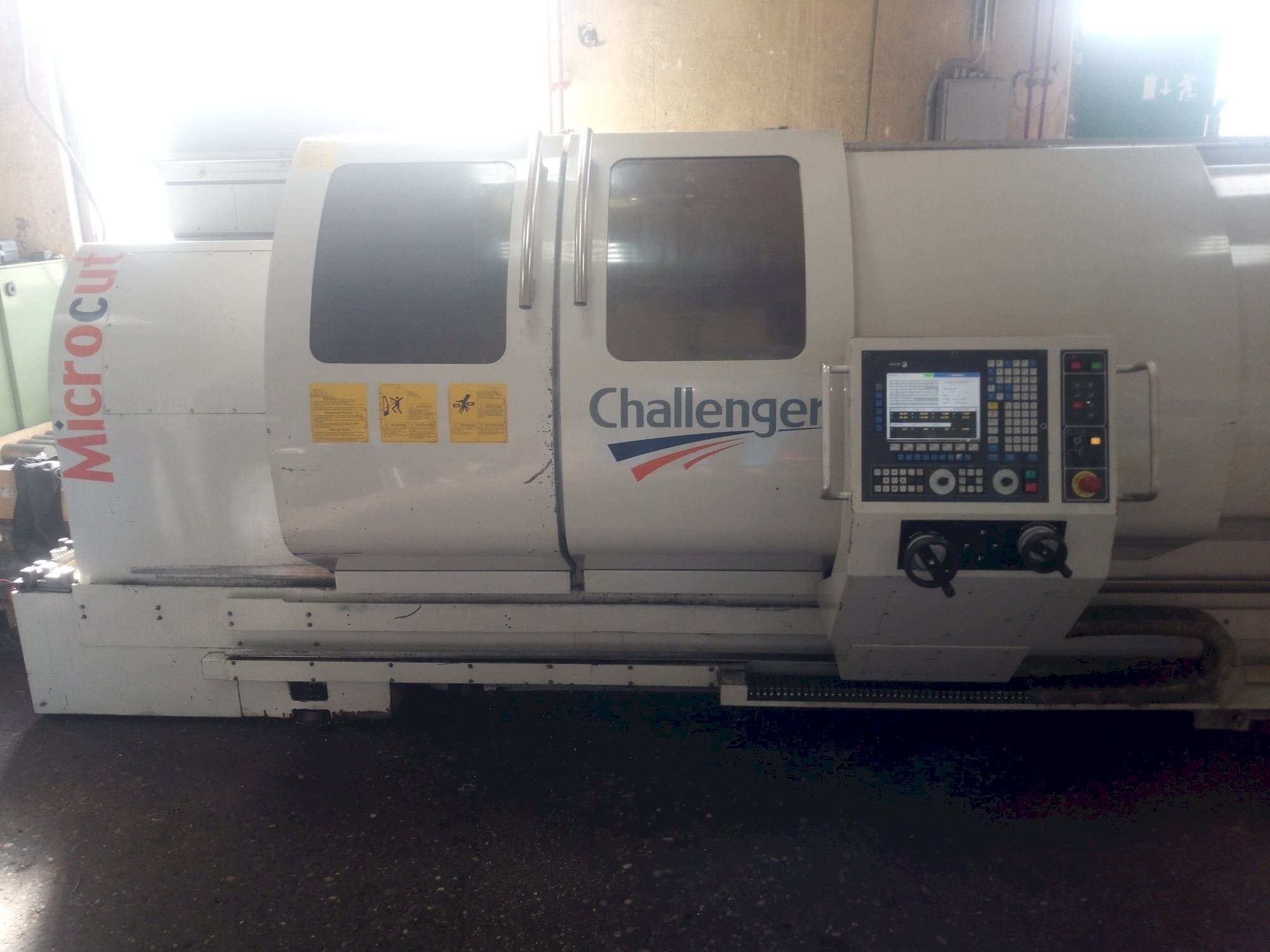 Vooraanzicht van MICROCUT BNC 2280 machine