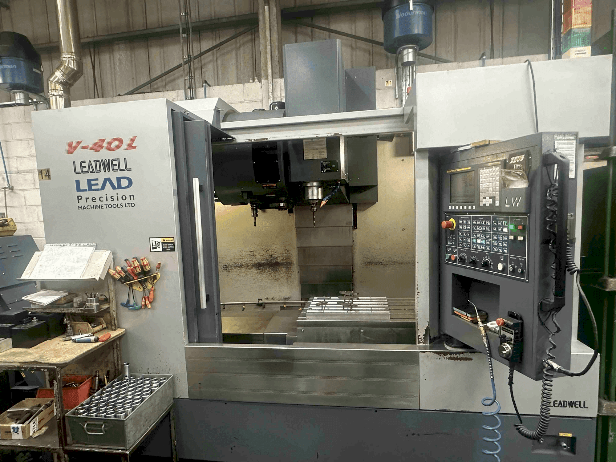 Vooraanzicht van Leadwell V-40L machine