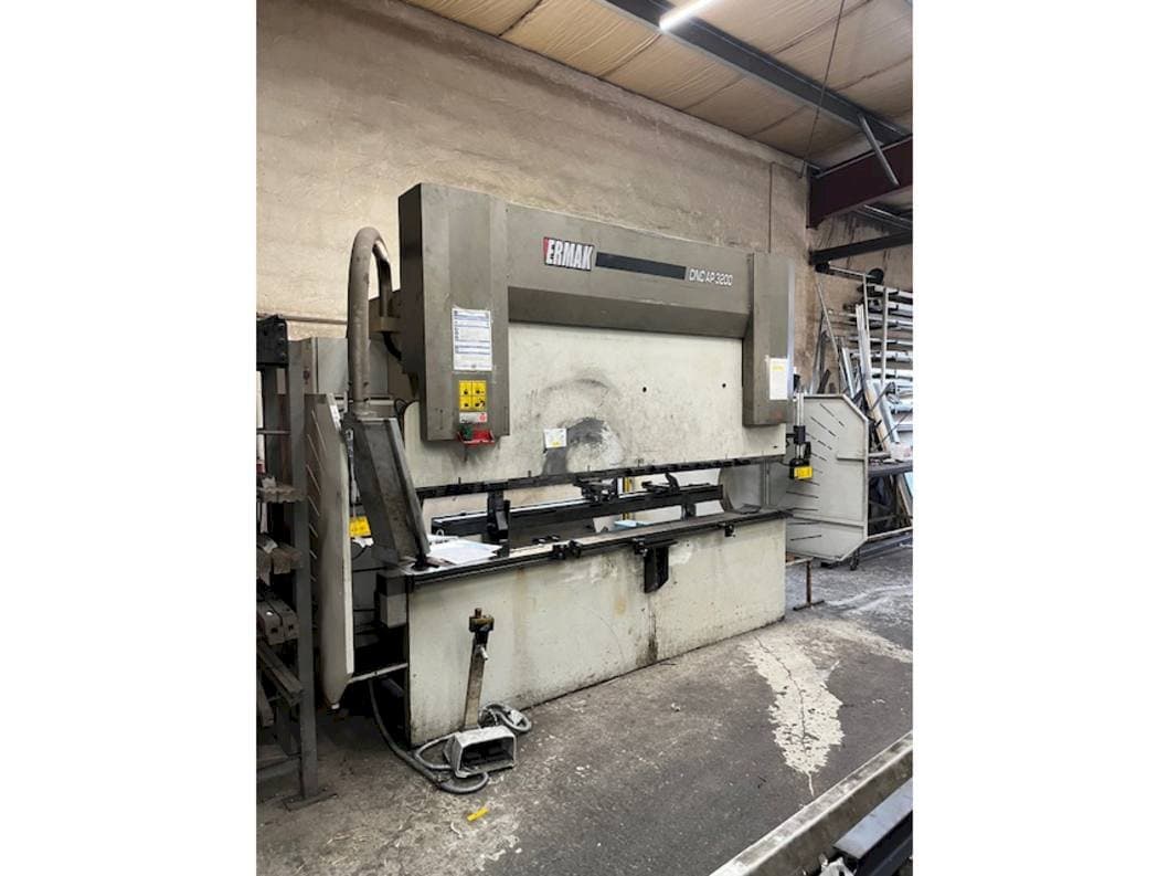 Vooraanzicht van ERMAK Cnc ap machine