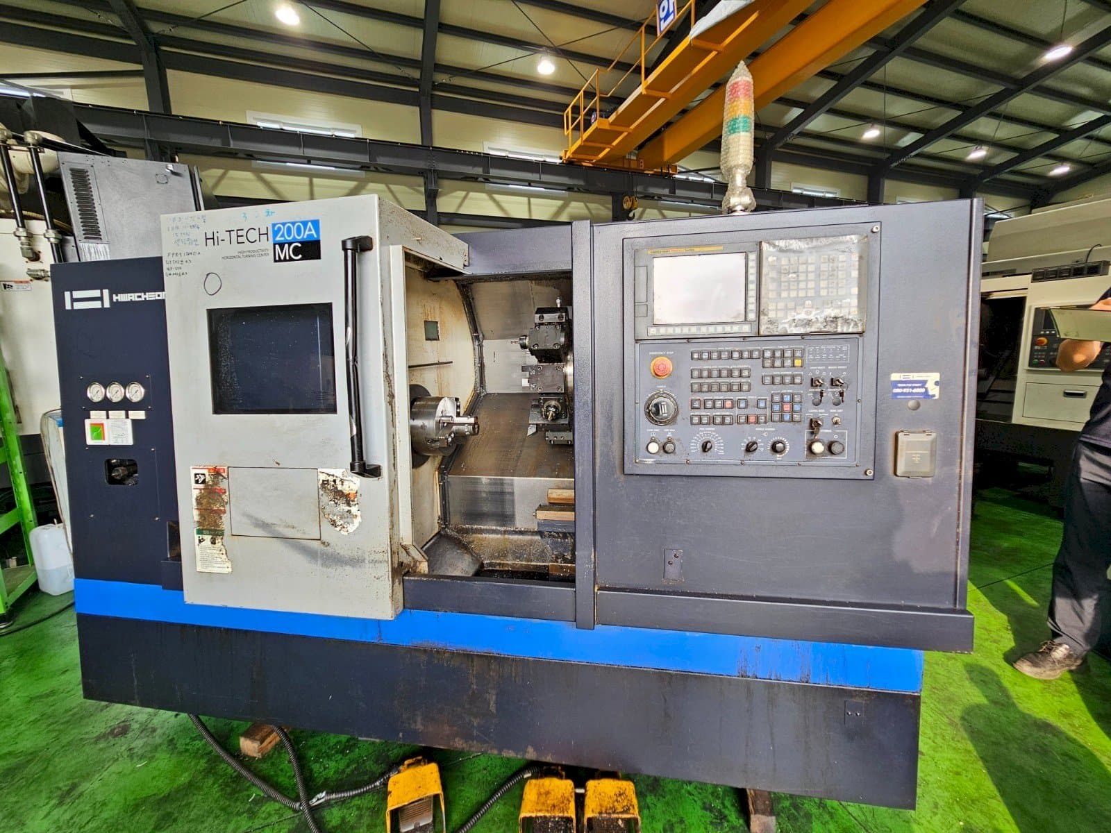 Vooraanzicht van HWACHEON Hi-Tech 200A MC machine