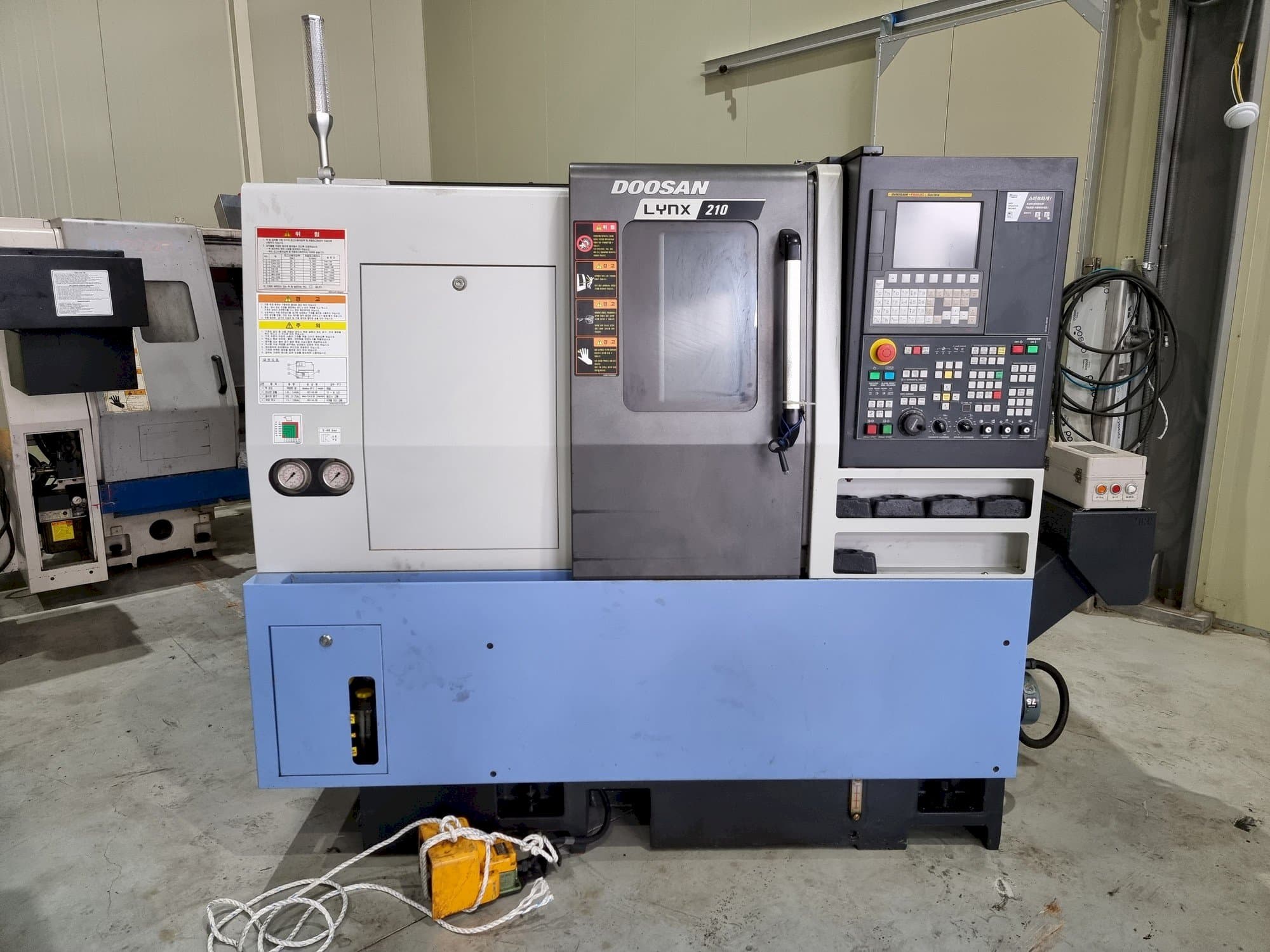 Vooraanzicht van Doosan LYNX 210 machine