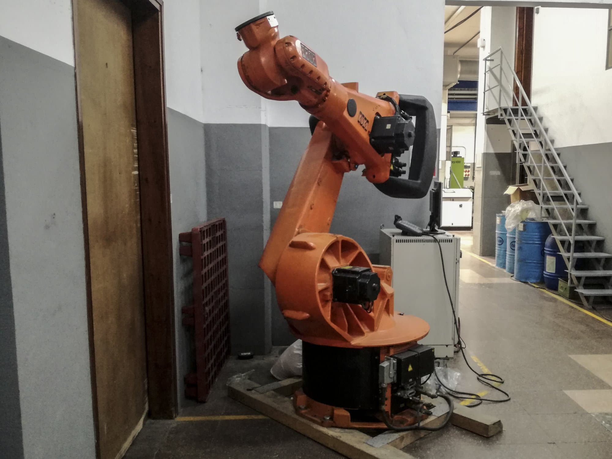 Links zicht  van KUKA KR 150 machine