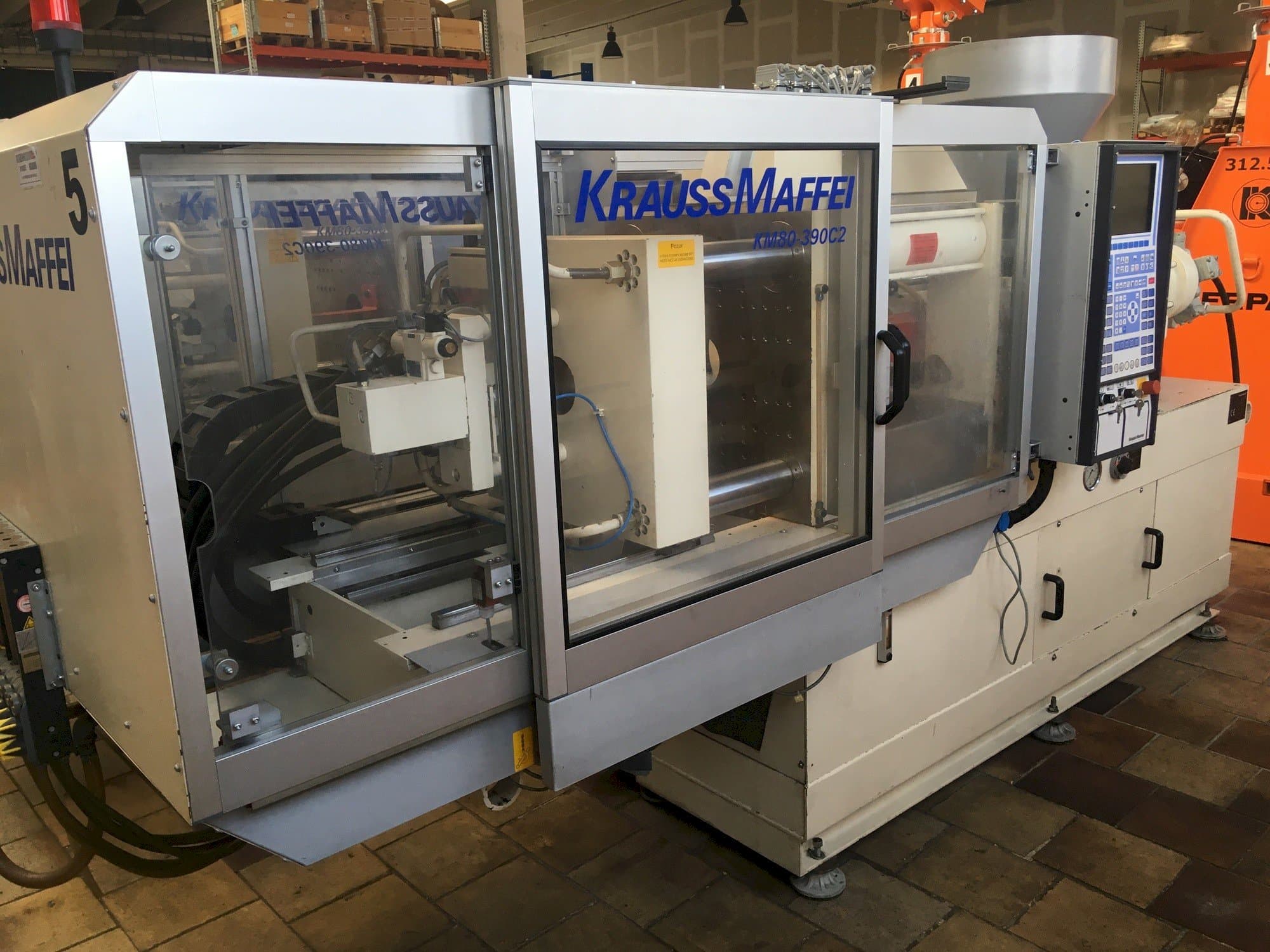 Vooraanzicht van Krauss Maffei 80/390 C2 machine