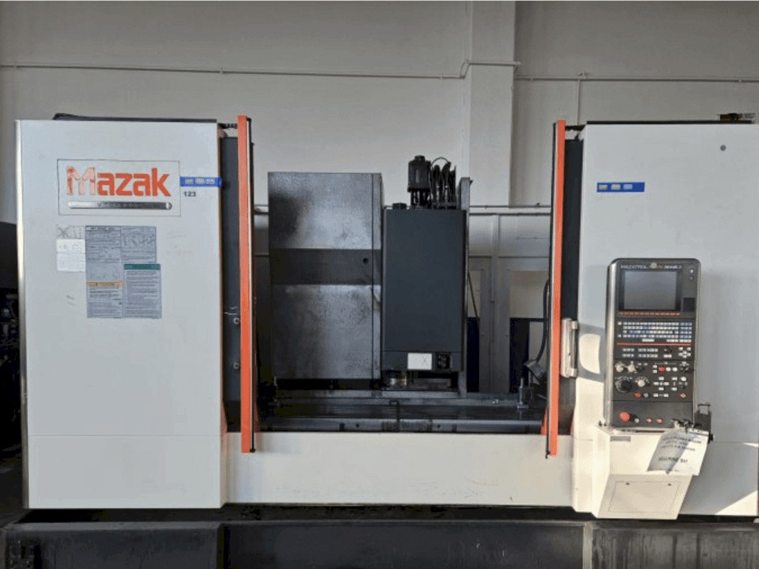 Vooraanzicht van Mazak VTC-530C machine