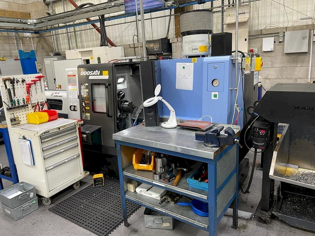 Vooraanzicht  van Doosan Lynx 220 LMA  machine