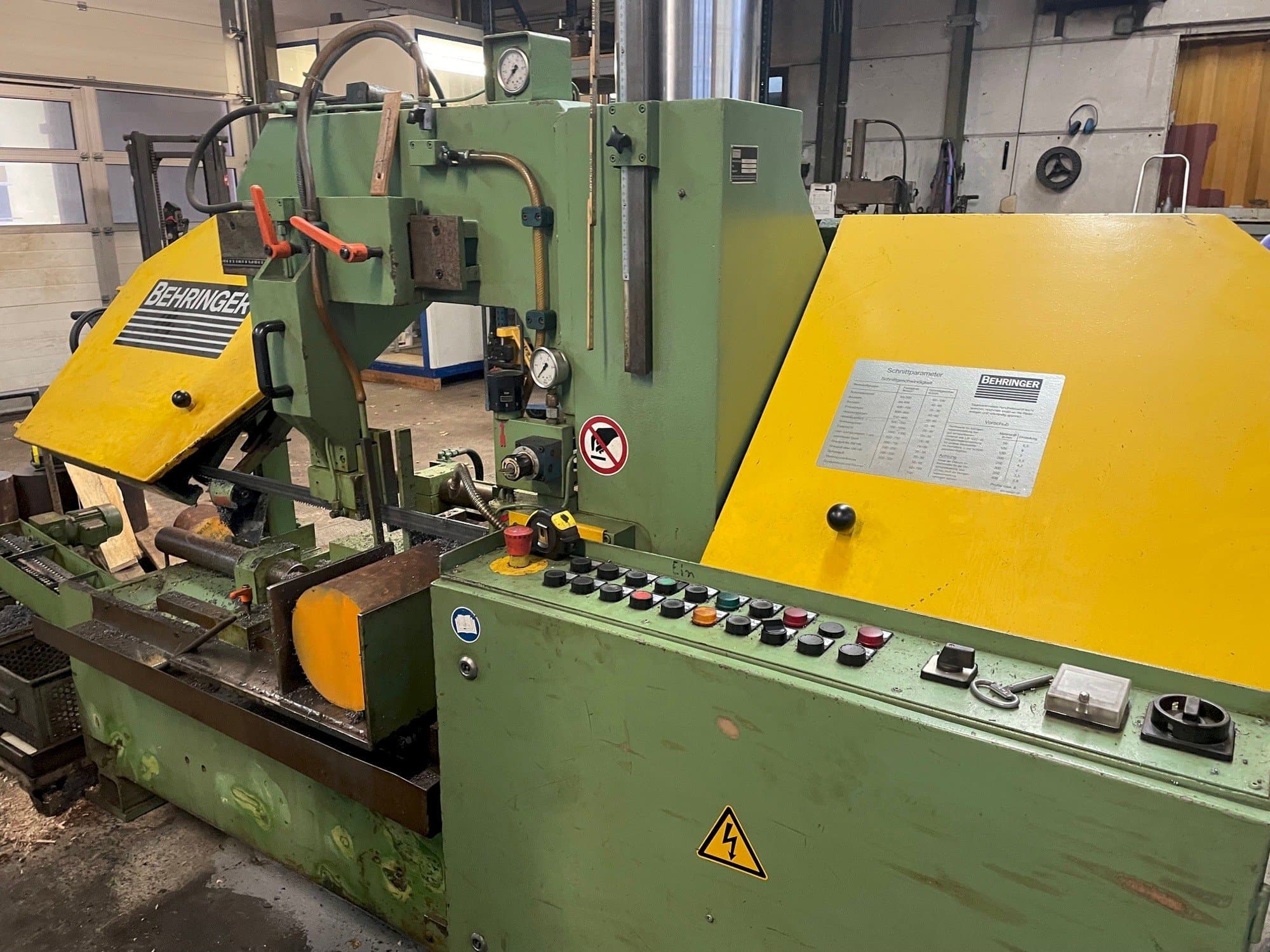 Vooraanzicht van Behringer HBP 400 A machine