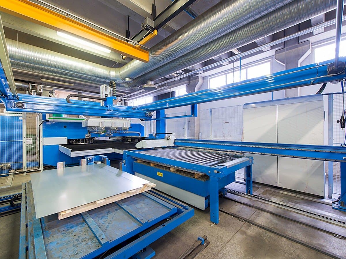 Linkerzijdeaanzicht van Finn-Power E 5 Lui machine