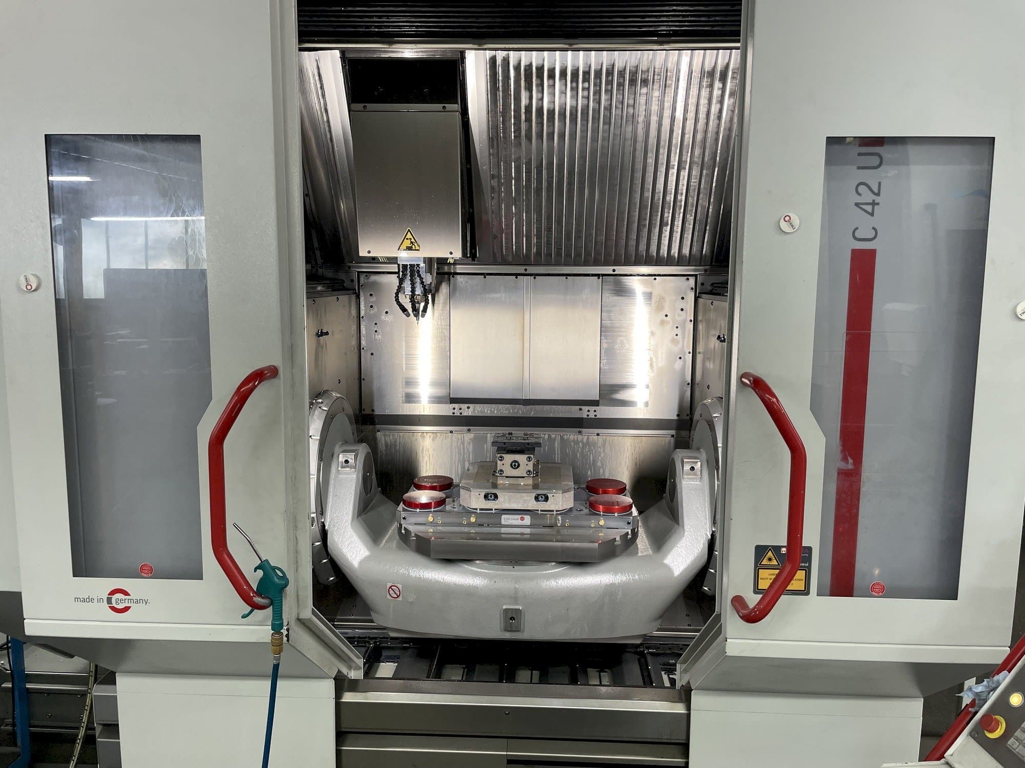 Vooraanzicht van HERMLE C 42 U machine