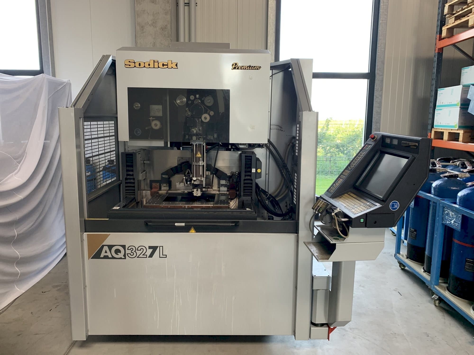 Vooraanzicht van Sodick AQ327L machine