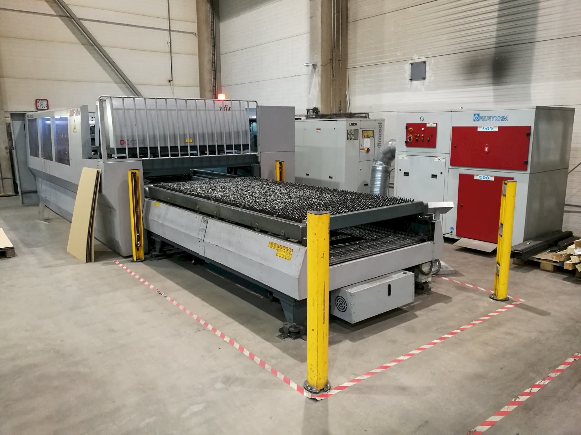 Linkerzijdeaanzicht van Durma HDL 3015 machine