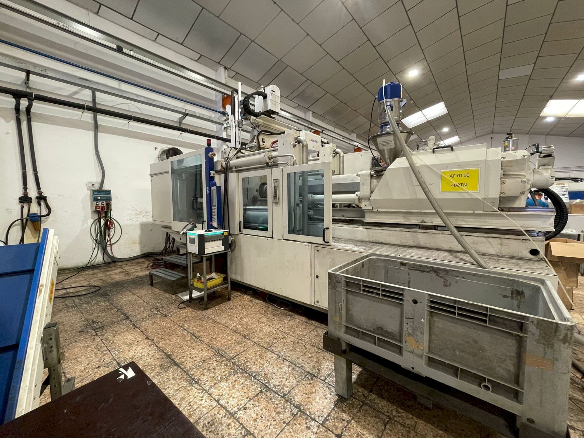 Rechts zijaanzicht van Battenfeld HM 400/5100 machine