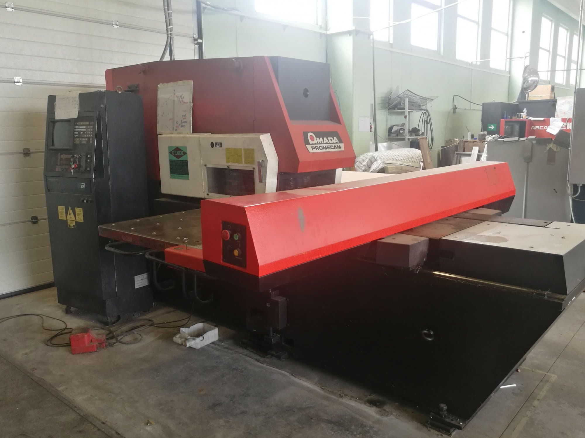 Links zicht  van AMADA ARIES 245 machine