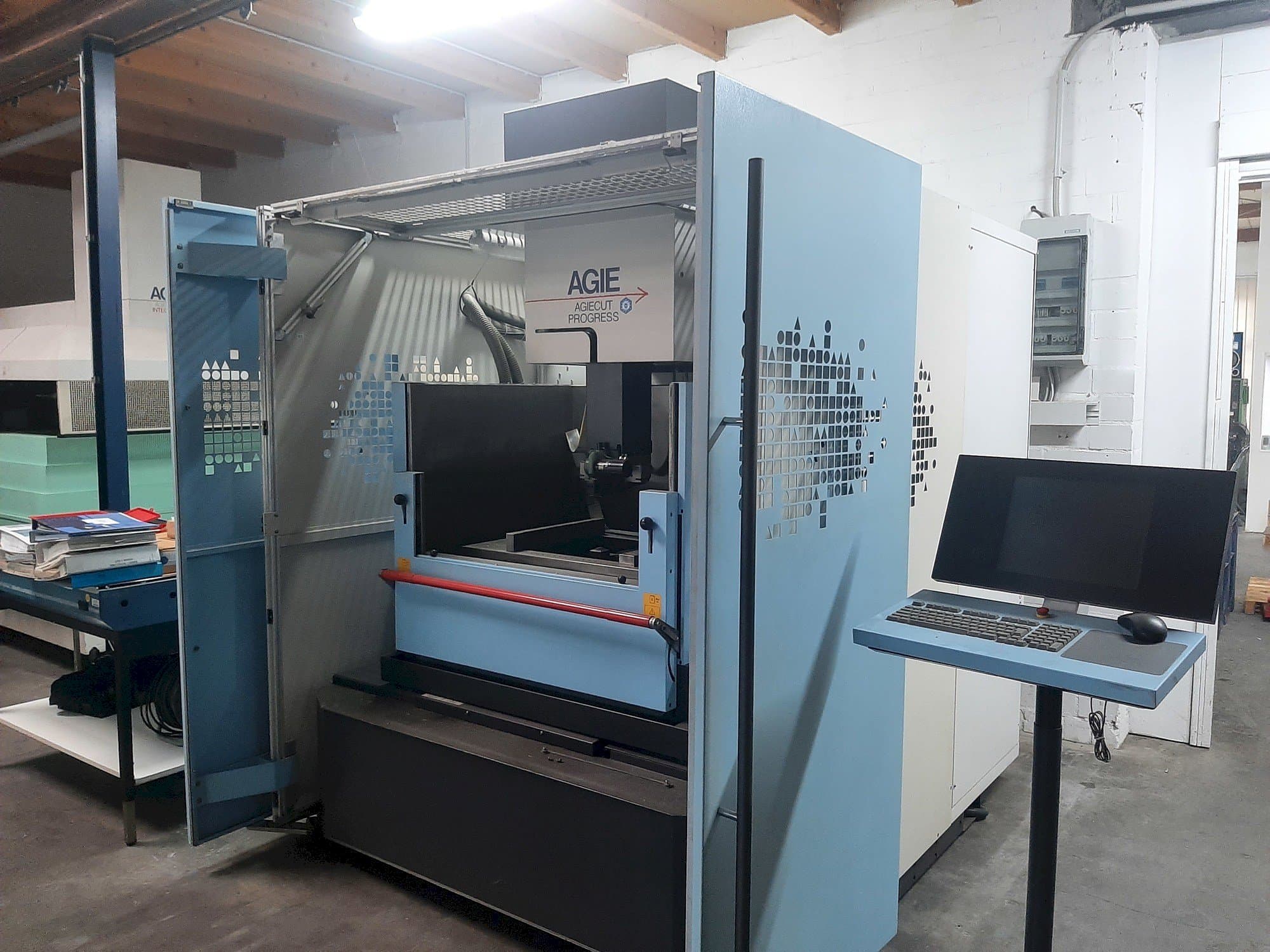 Vooraanzicht van AGIE Agiecut Progress 3 machine