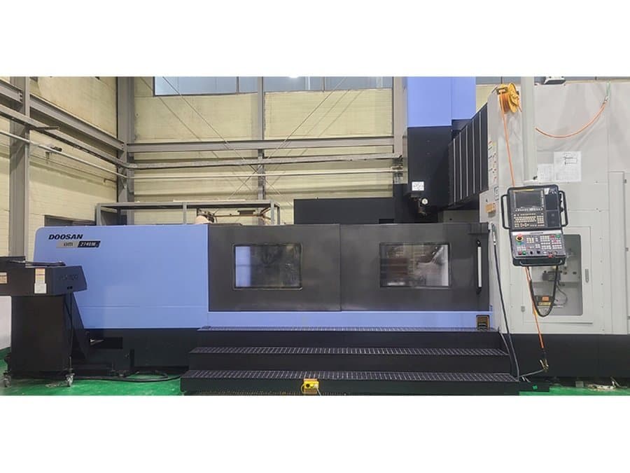 Vooraanzicht van Doosan BM 2740M machine