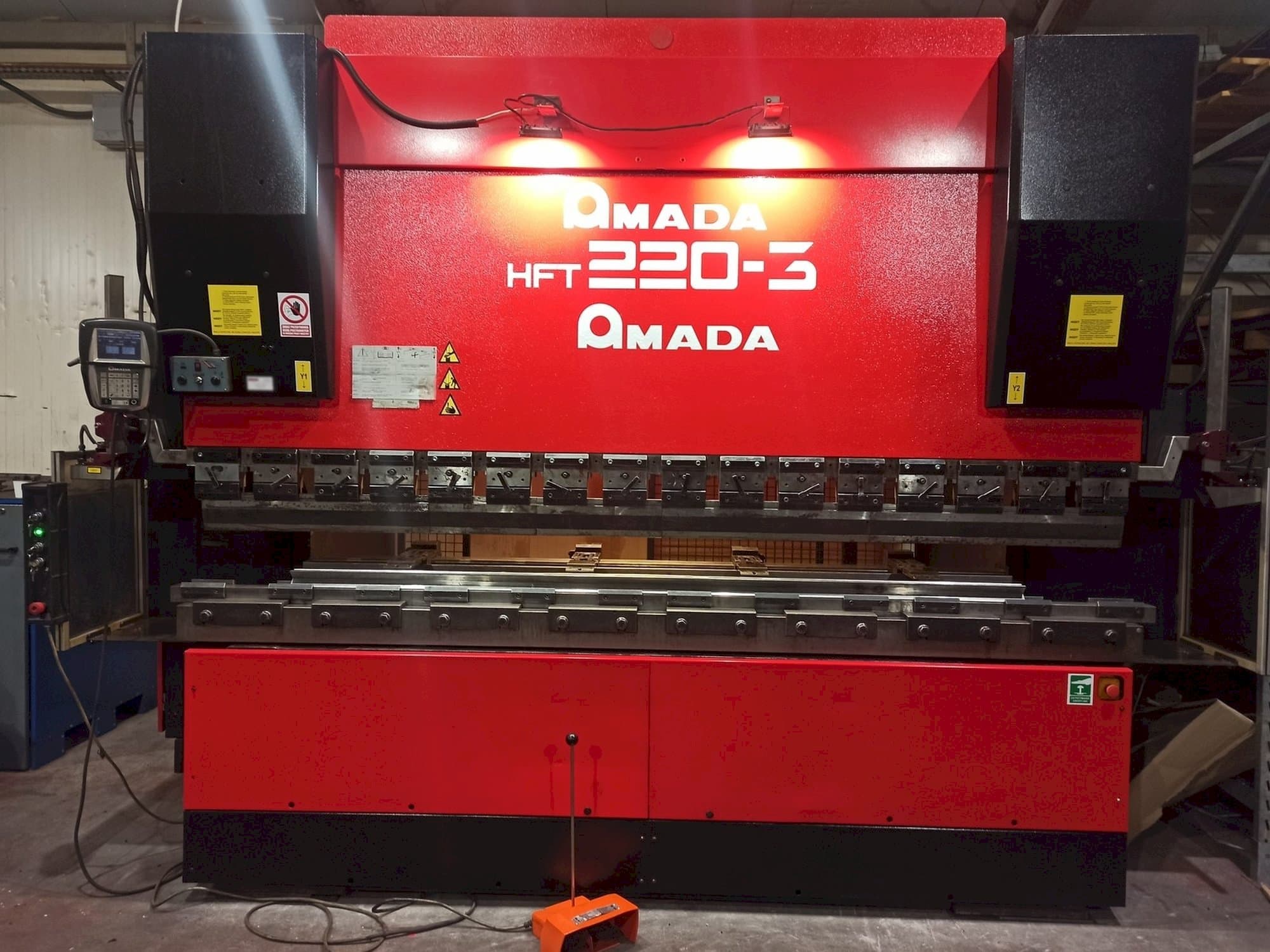 Vooraanzicht van AMADA HFT 220-3 machine