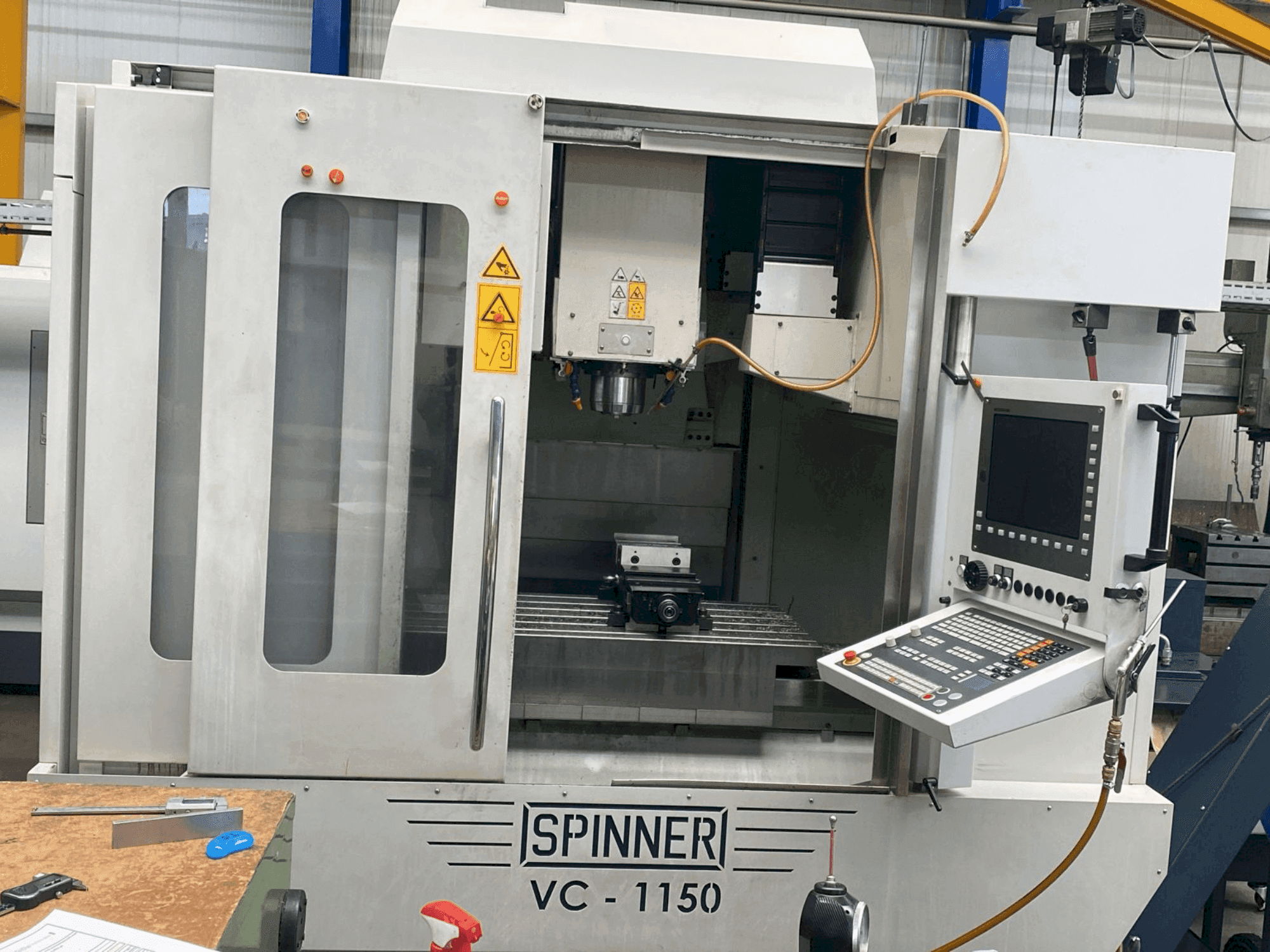 Vooraanzicht van SPINNER VC 1150 machine