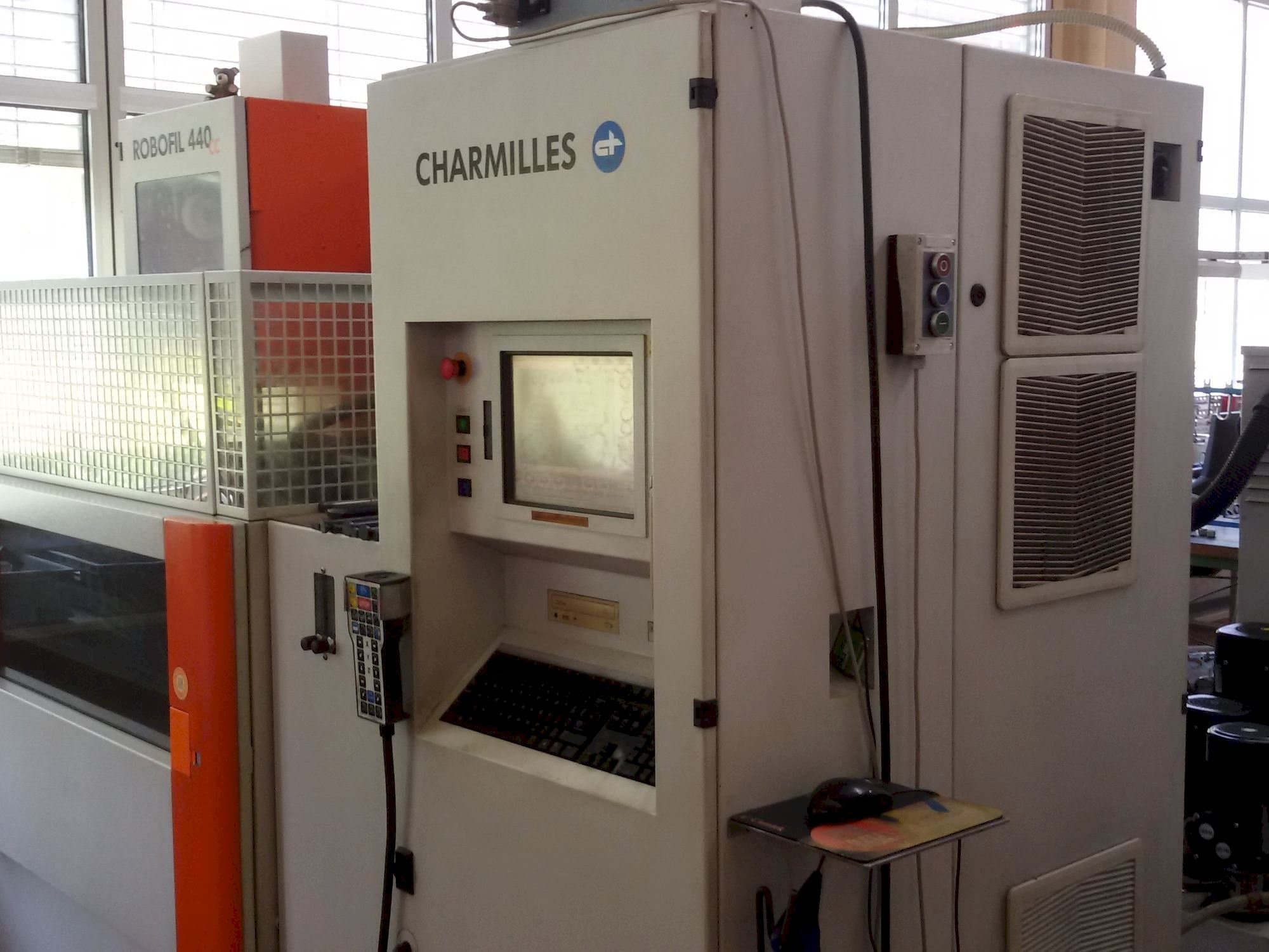 Vooraanzicht van CHARMILLES Robofil 440CC machine