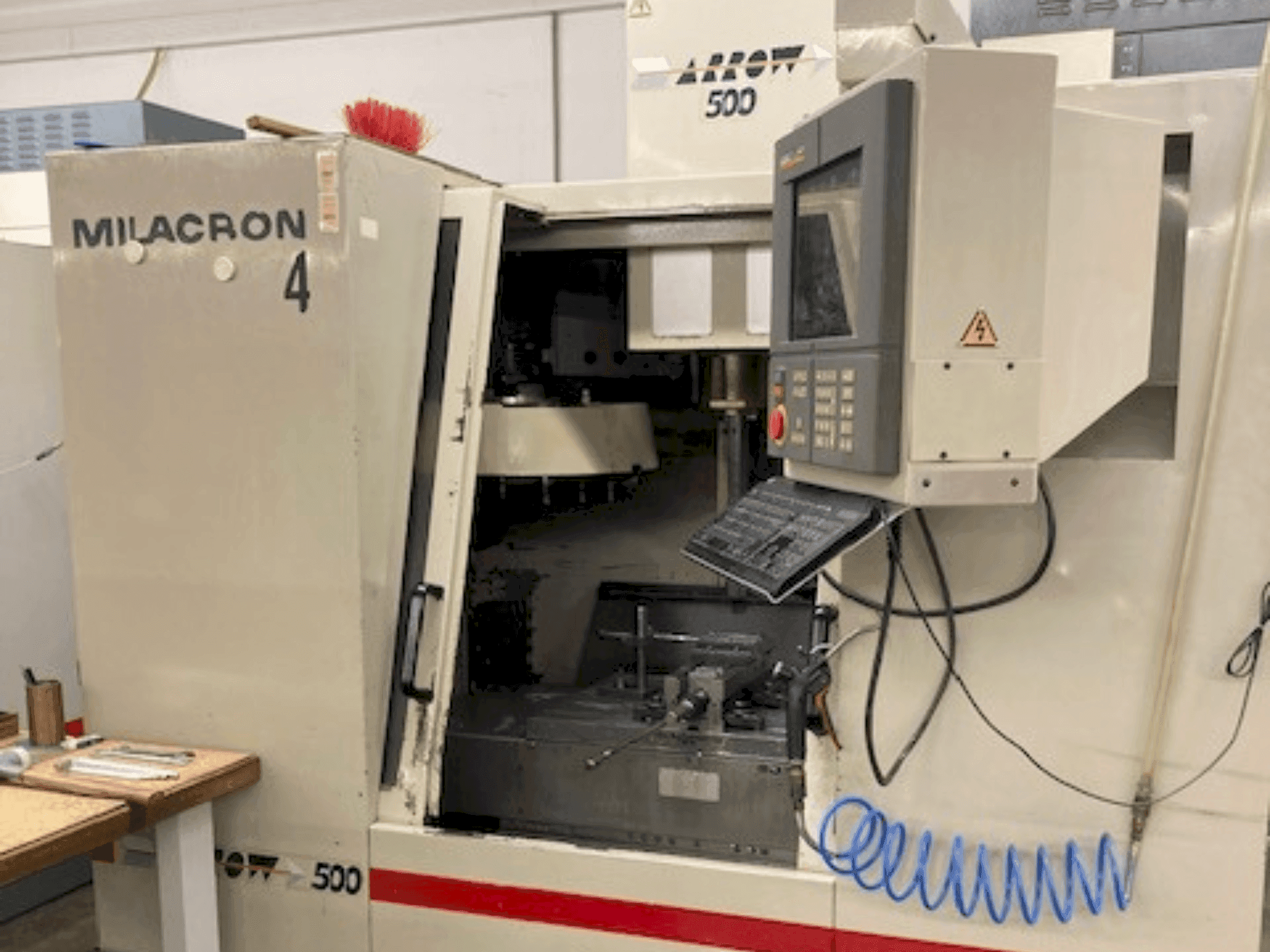 Vooraanzicht van Cincinnati Milacron Arrow 500 machine