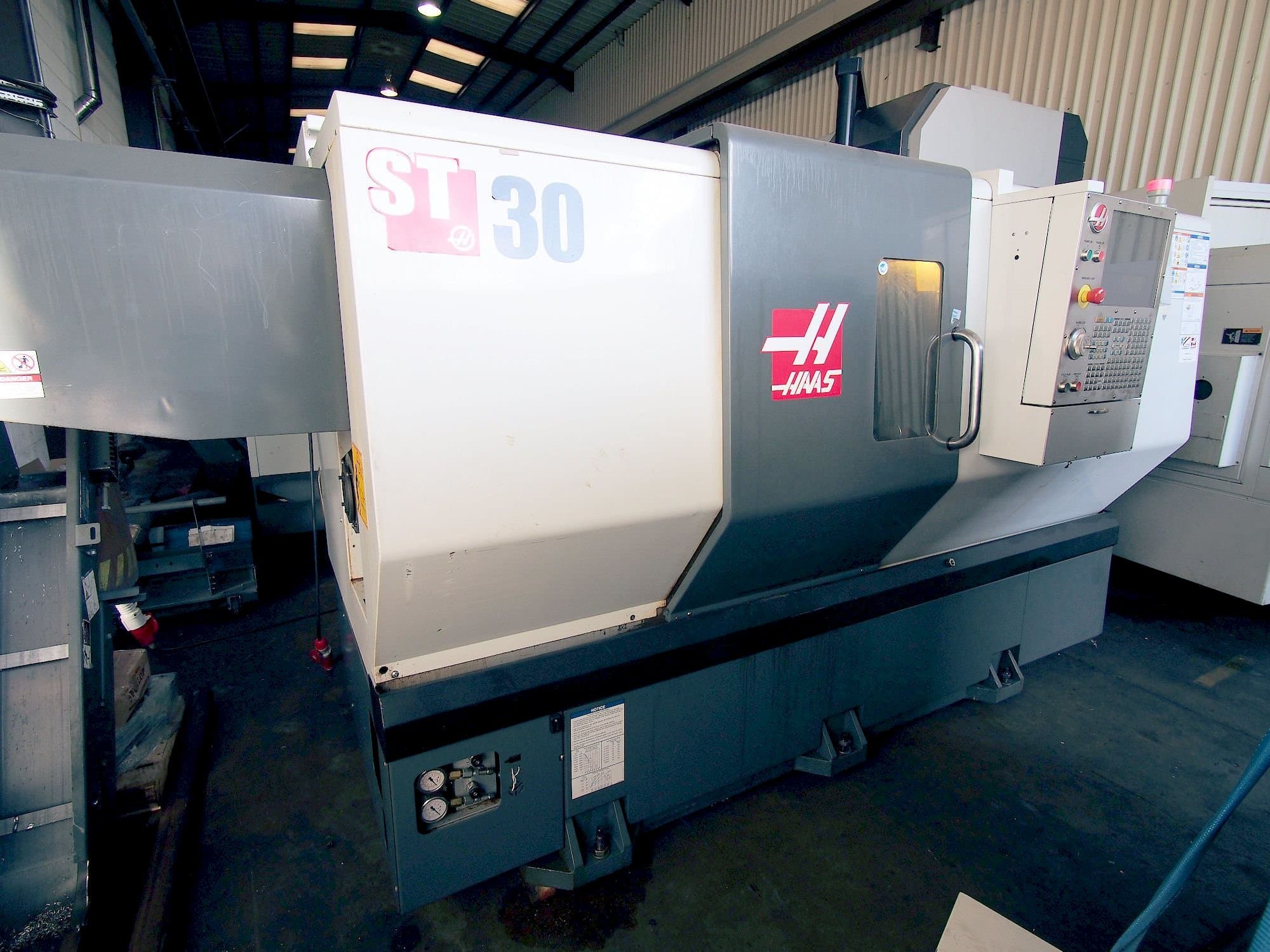 Vooraanzicht van HAAS ST-30 machine