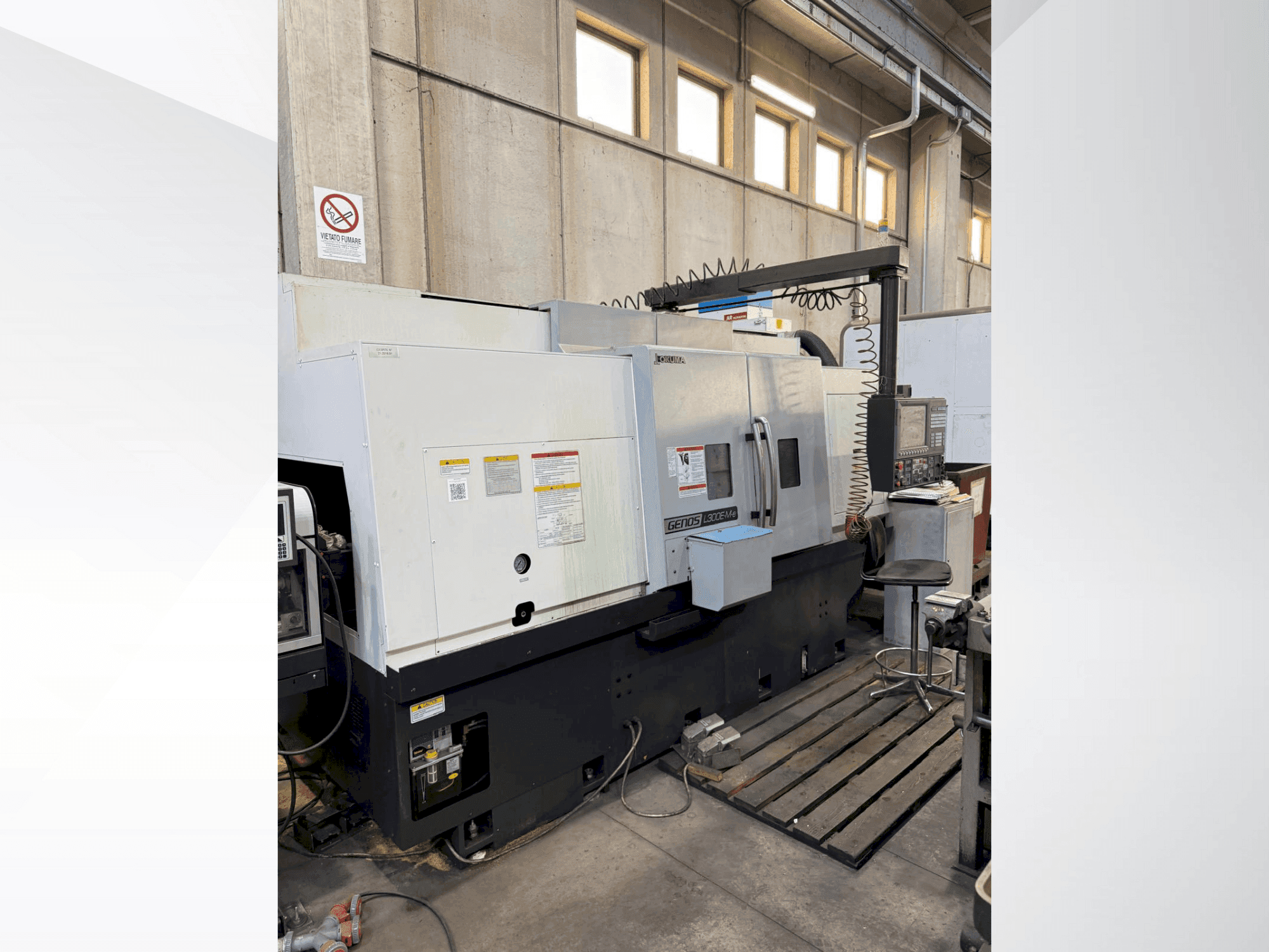 Vooraanzicht van Okuma Genos L 300E-MY-e machine