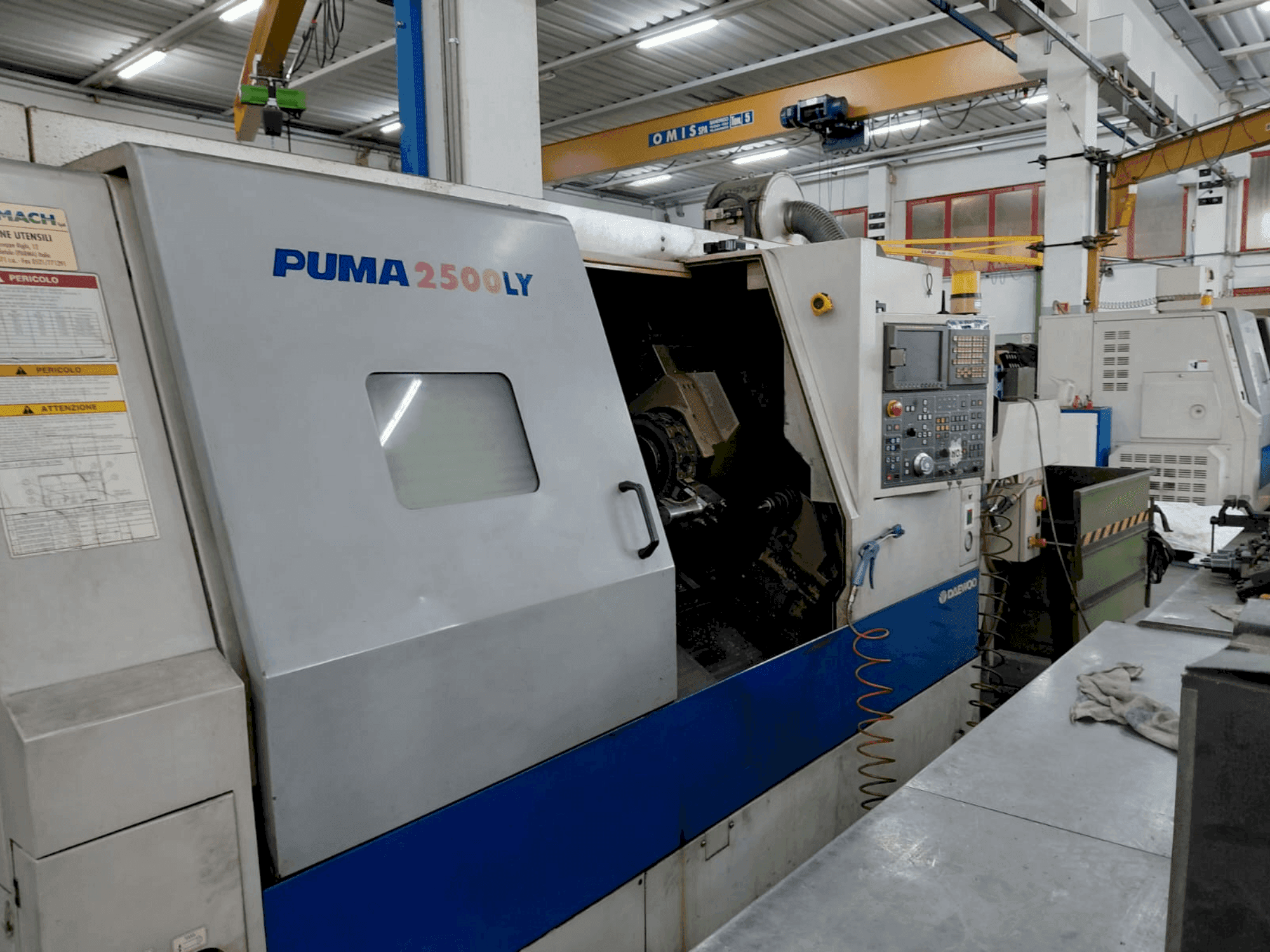 Vooraanzicht van DOOSAN Puma 2500 LY machine