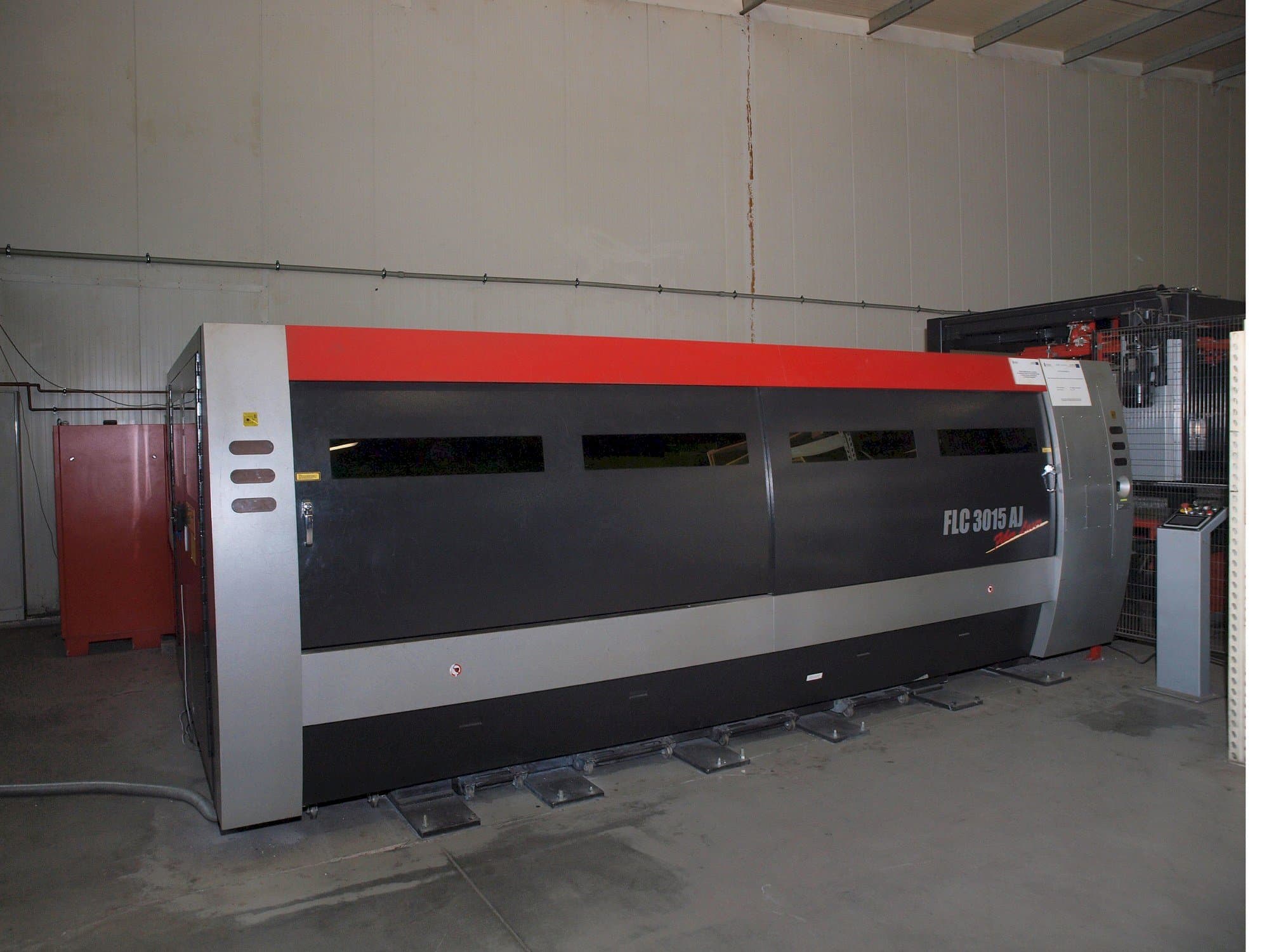 Vooraanzicht van AMADA LC-3015 AJ 2kW Fiber laser machine
