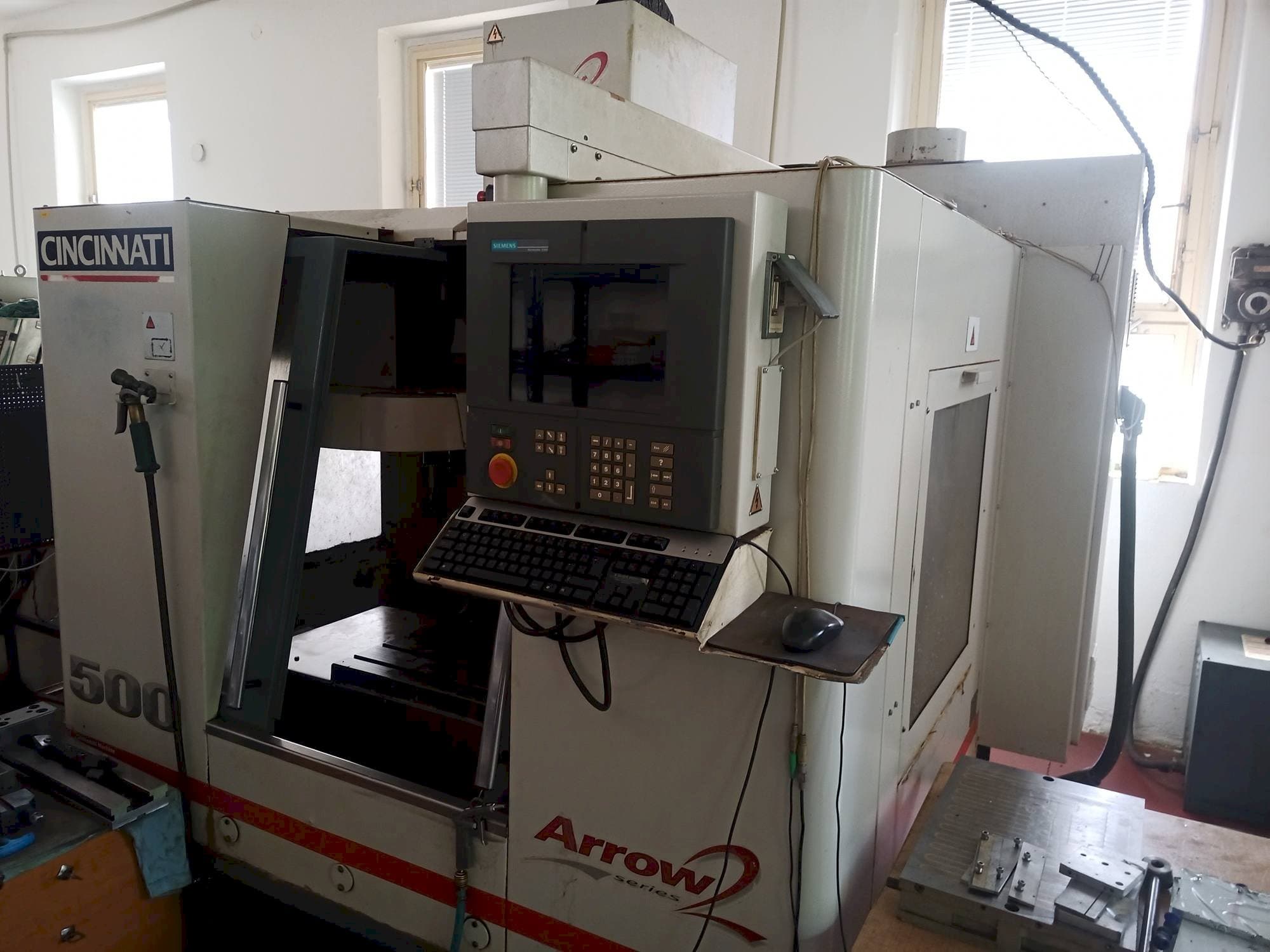 Vooraanzicht van Cincinnati Arrow 2 machine